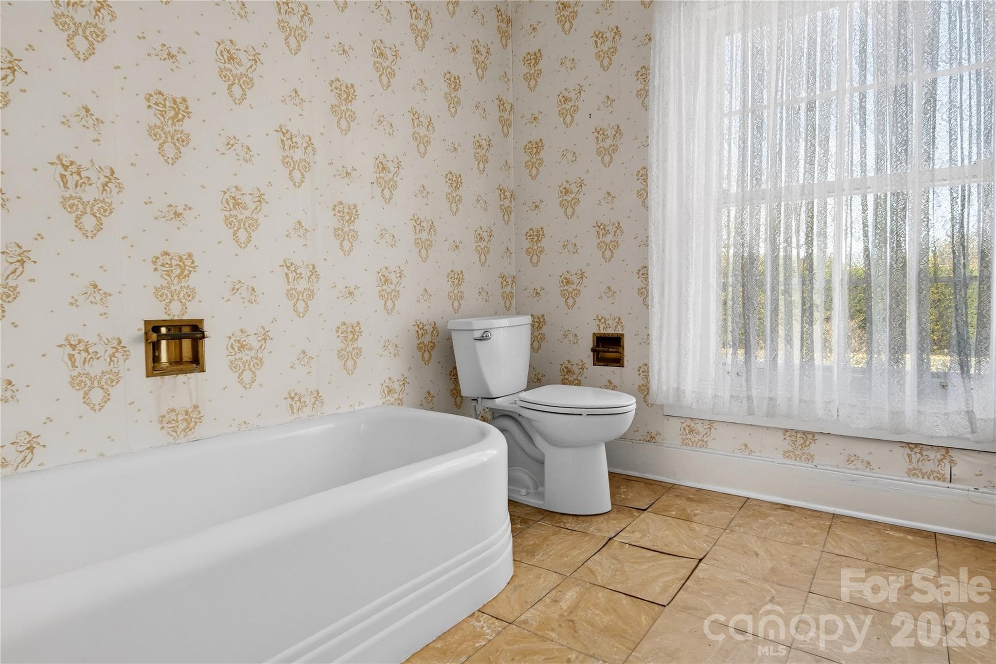 Full bathroom upstairs with vintage tub... - 11124 Eastfield Road, Huntersville