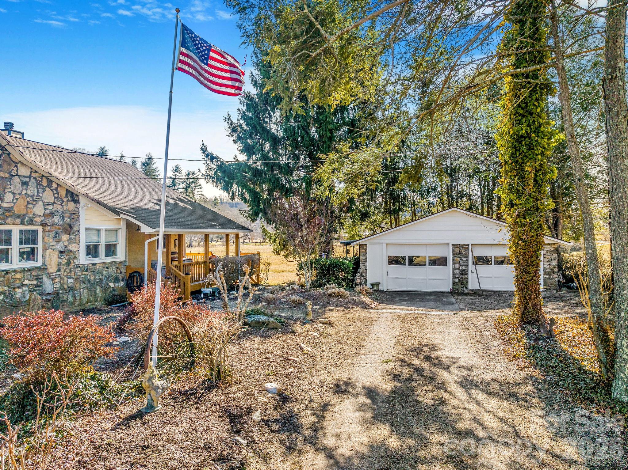 Detached garage + apartment in proximity to the house - 22 Mountain Spring Lane, Canton