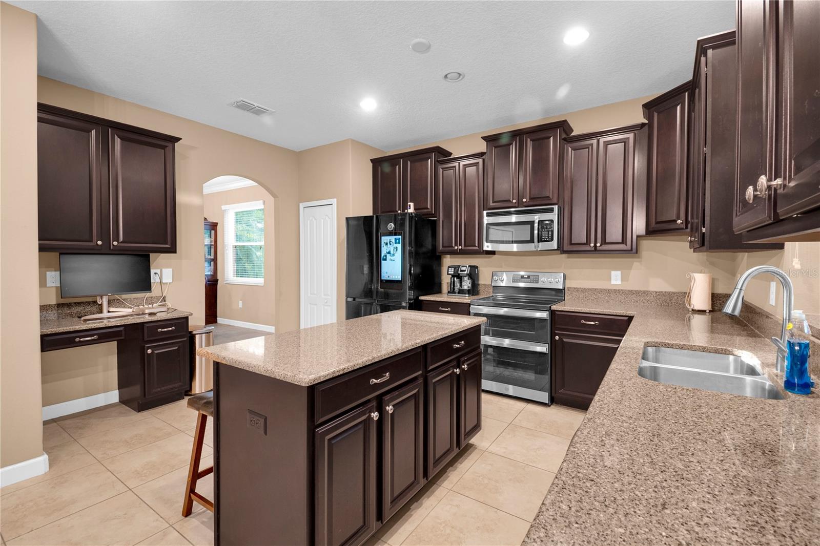 Kitchen has a built-in desk and double ovens - 1301 GLENEAGLES LN, DAVENPORT