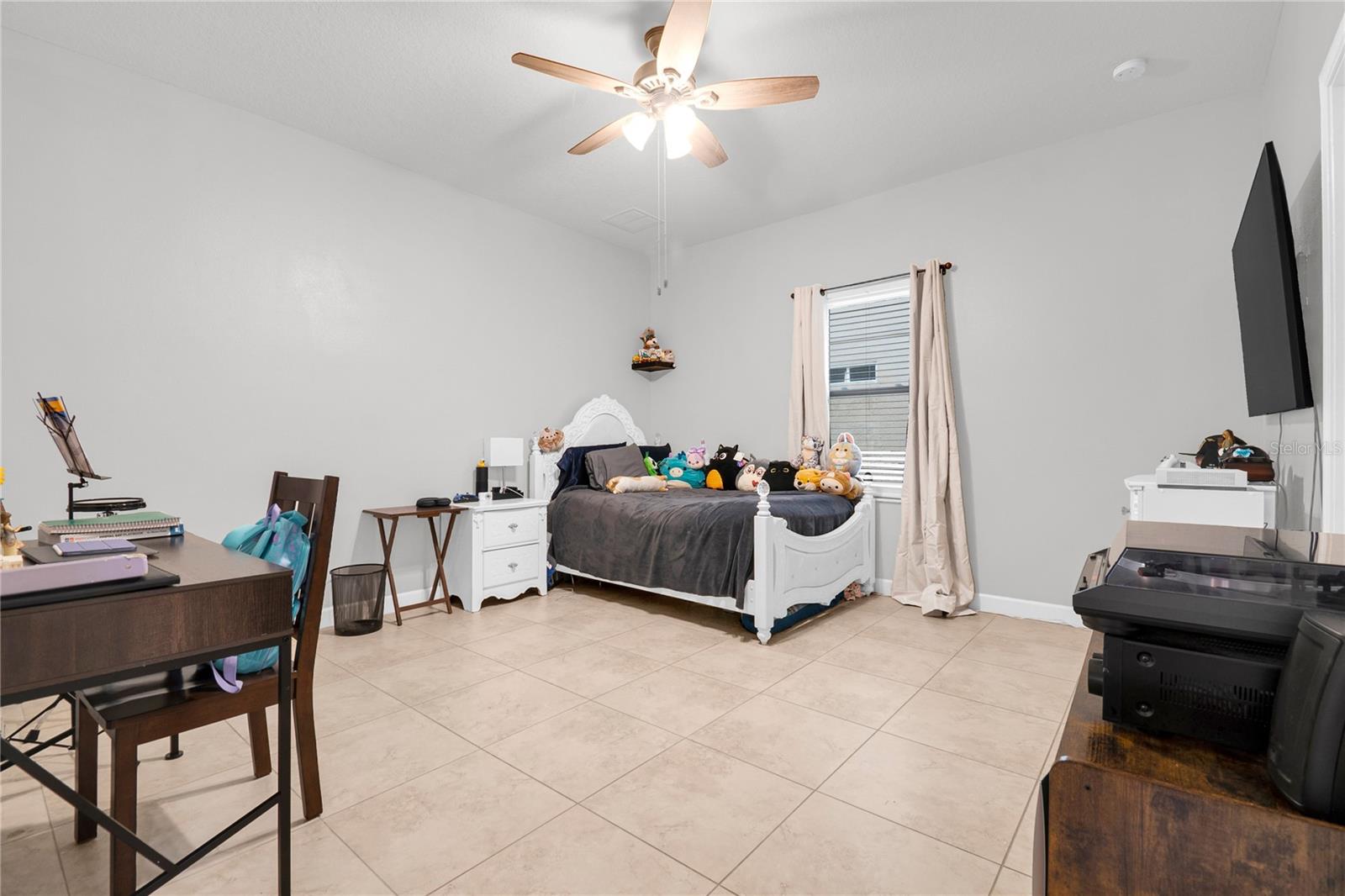 Downstairs bedroom is the second largest in the home - 1301 GLENEAGLES LN, DAVENPORT