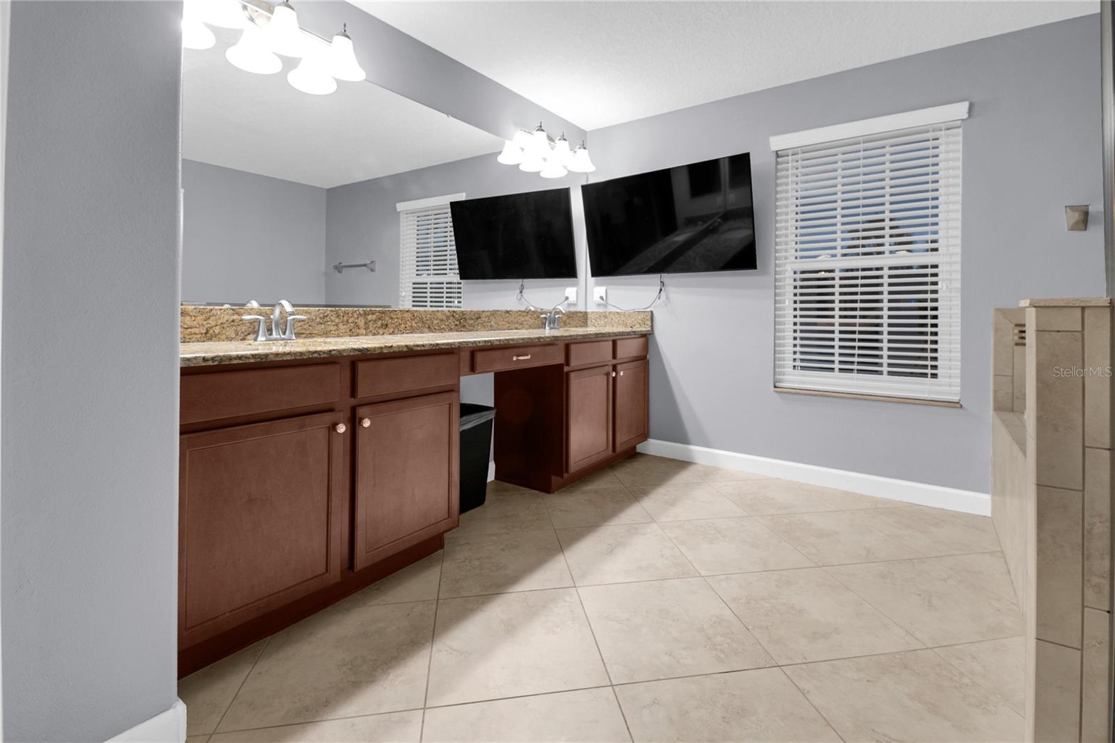Upstairs Master Bathroom has two sinks - 1301 GLENEAGLES LN, DAVENPORT