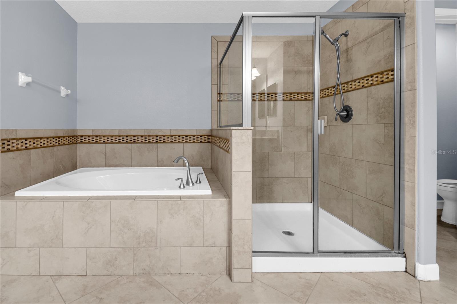 Upstairs Master Bathroom has a soaking tub and walk in shower - 1301 GLENEAGLES LN, DAVENPORT