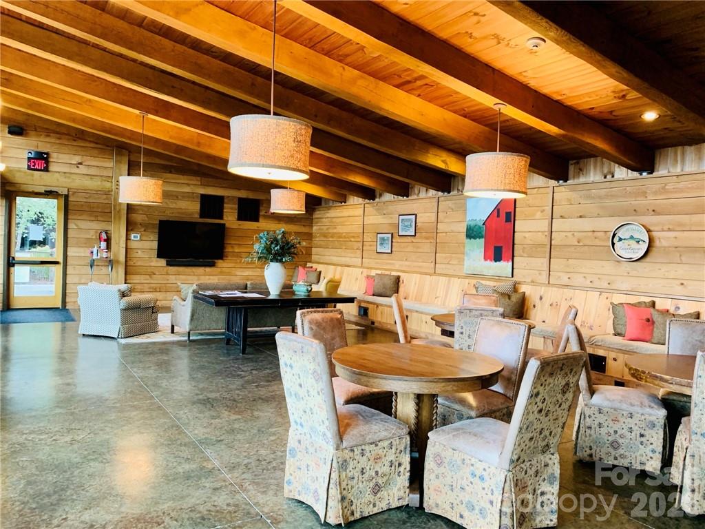 River Lodge dining/TV area - 75 Wild Turkey Loop, Marshall