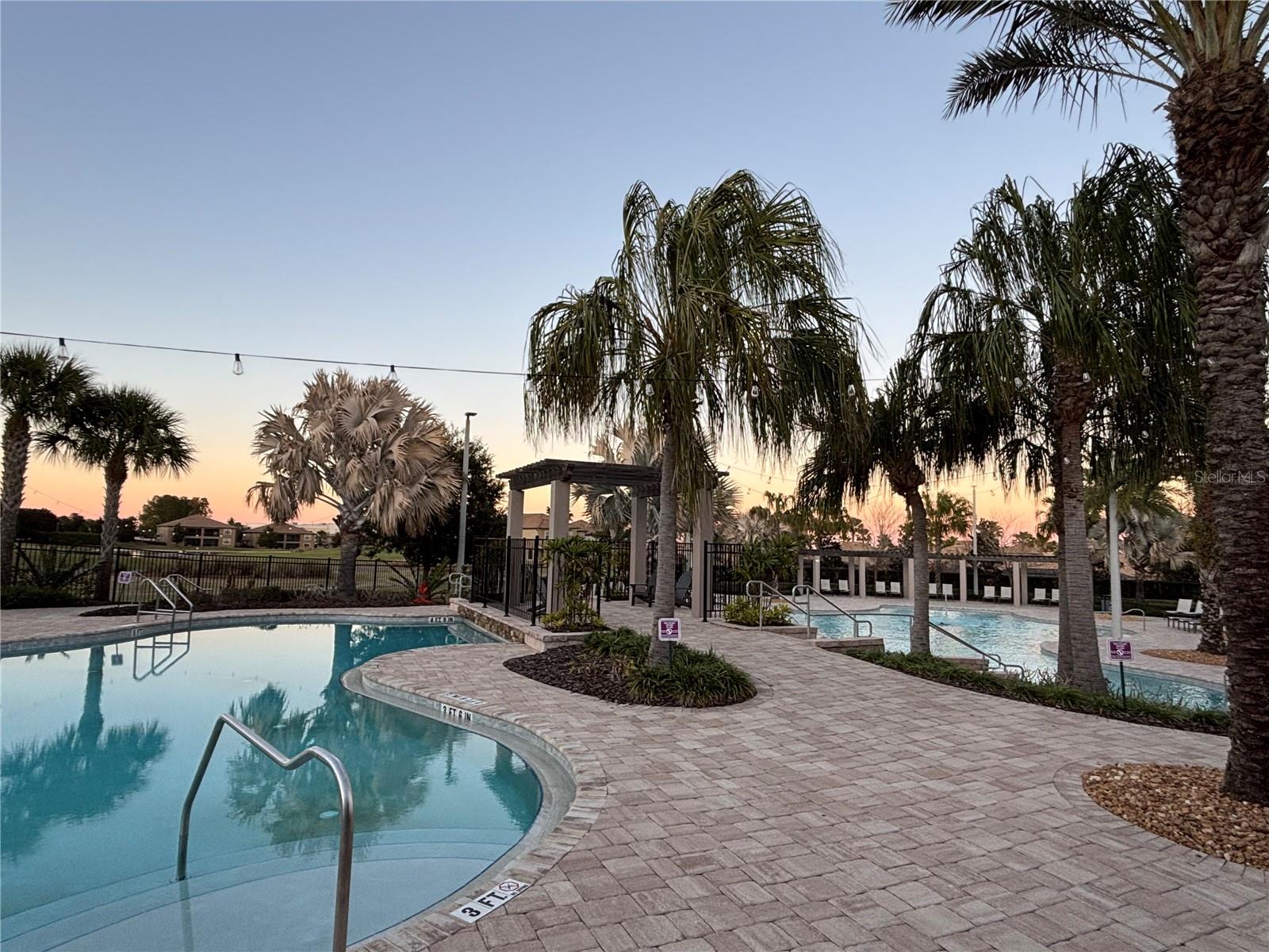 The Plaza's upper and lower pools - 1301 GLENEAGLES LN, DAVENPORT