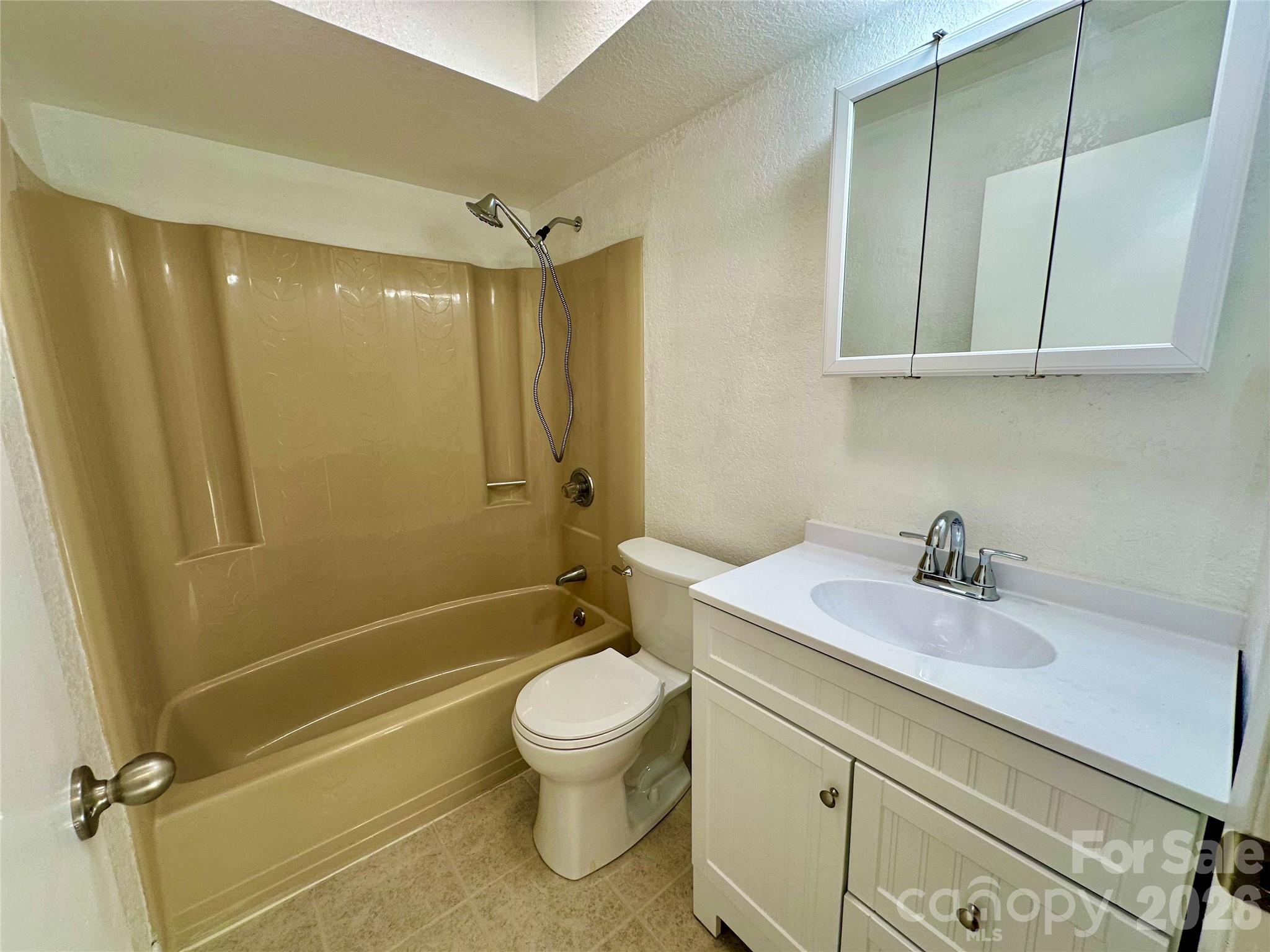 Bath one - 5381 State HWY 197 S Highway, Burnsville