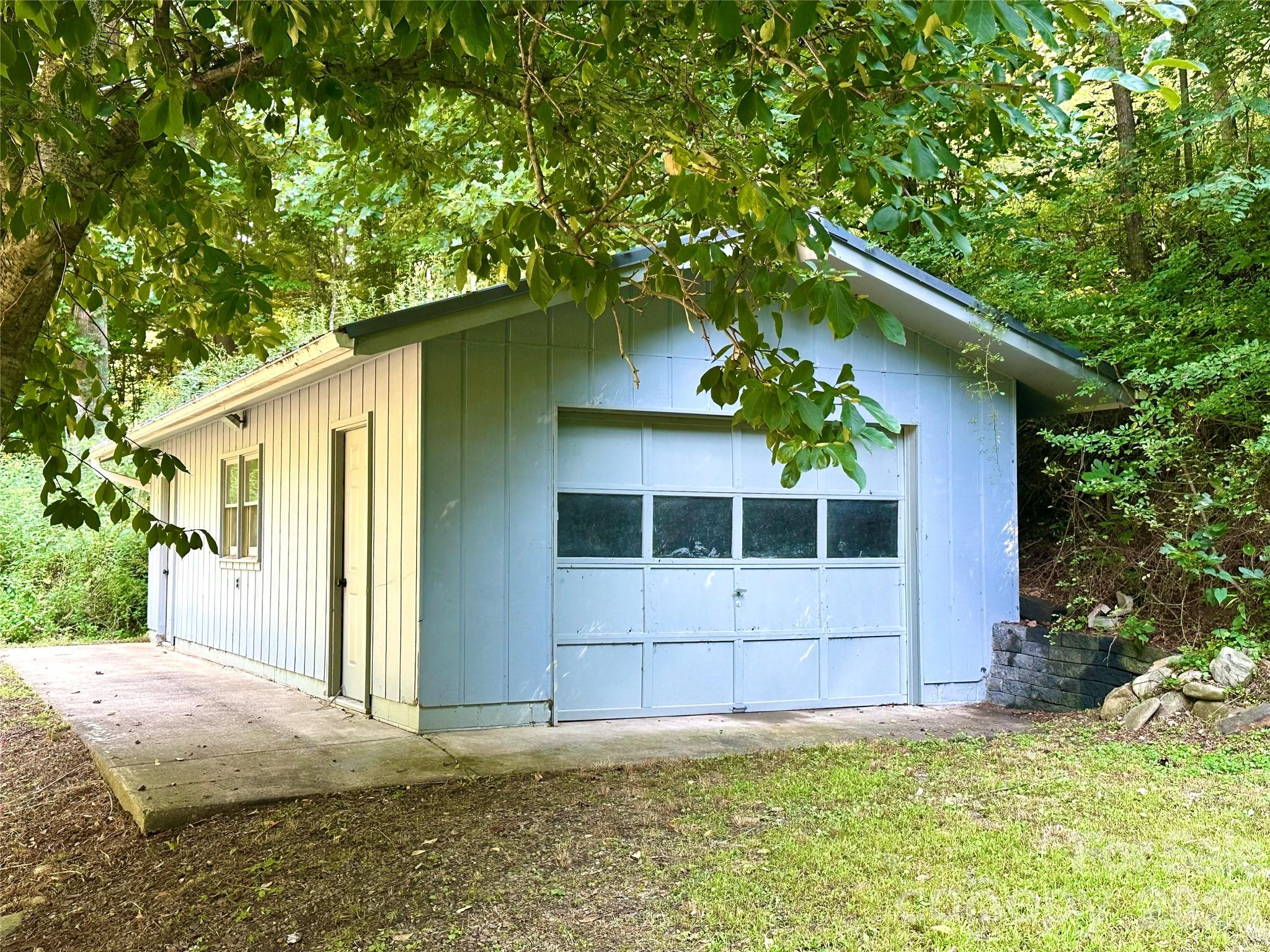 Detached Garage and Workshop - 5381 State HWY 197 S Highway, Burnsville