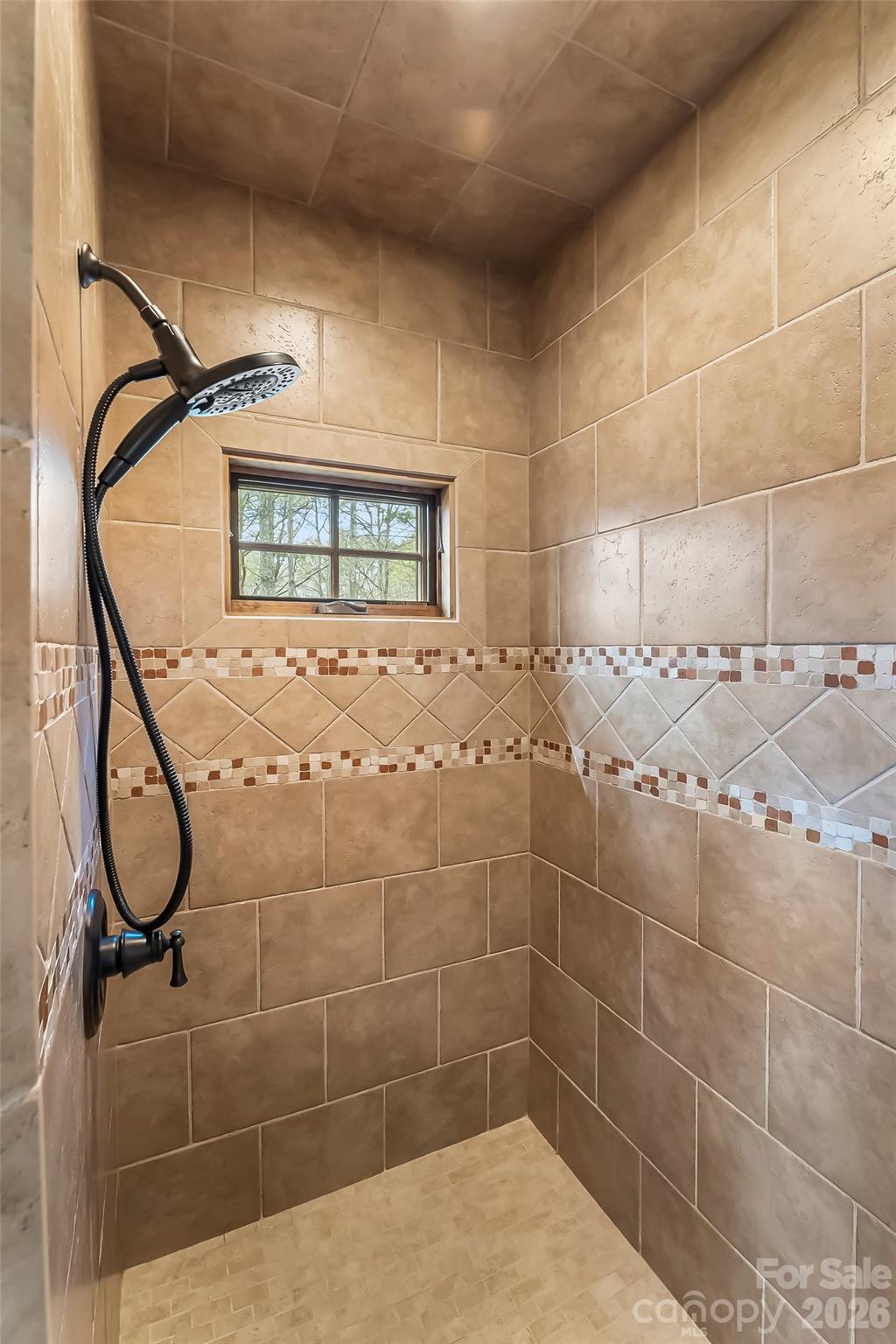 Large walk-in shower - 4064 Dense Acre Trail, Nebo