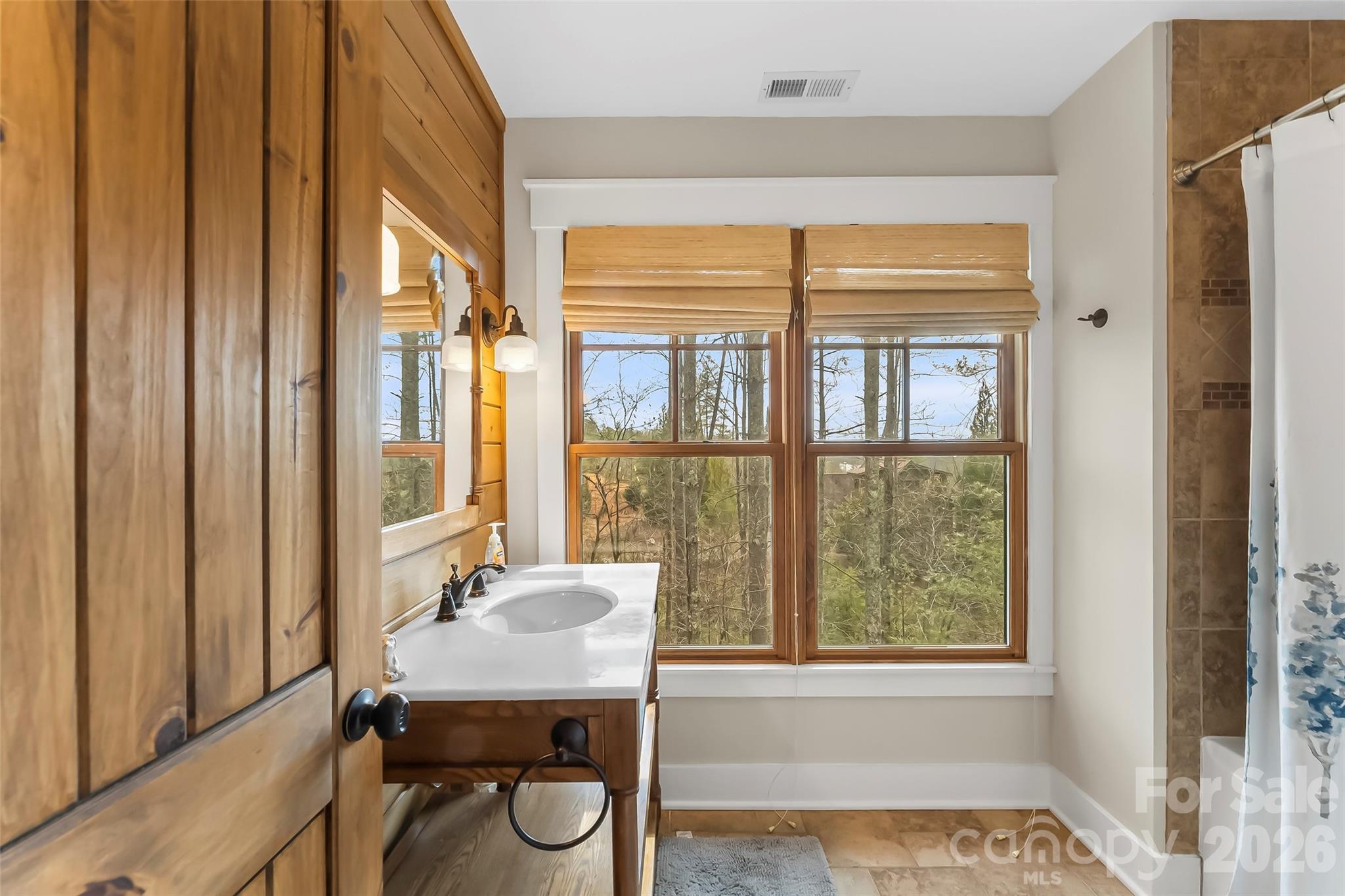 Upper full bathroom - 4064 Dense Acre Trail, Nebo