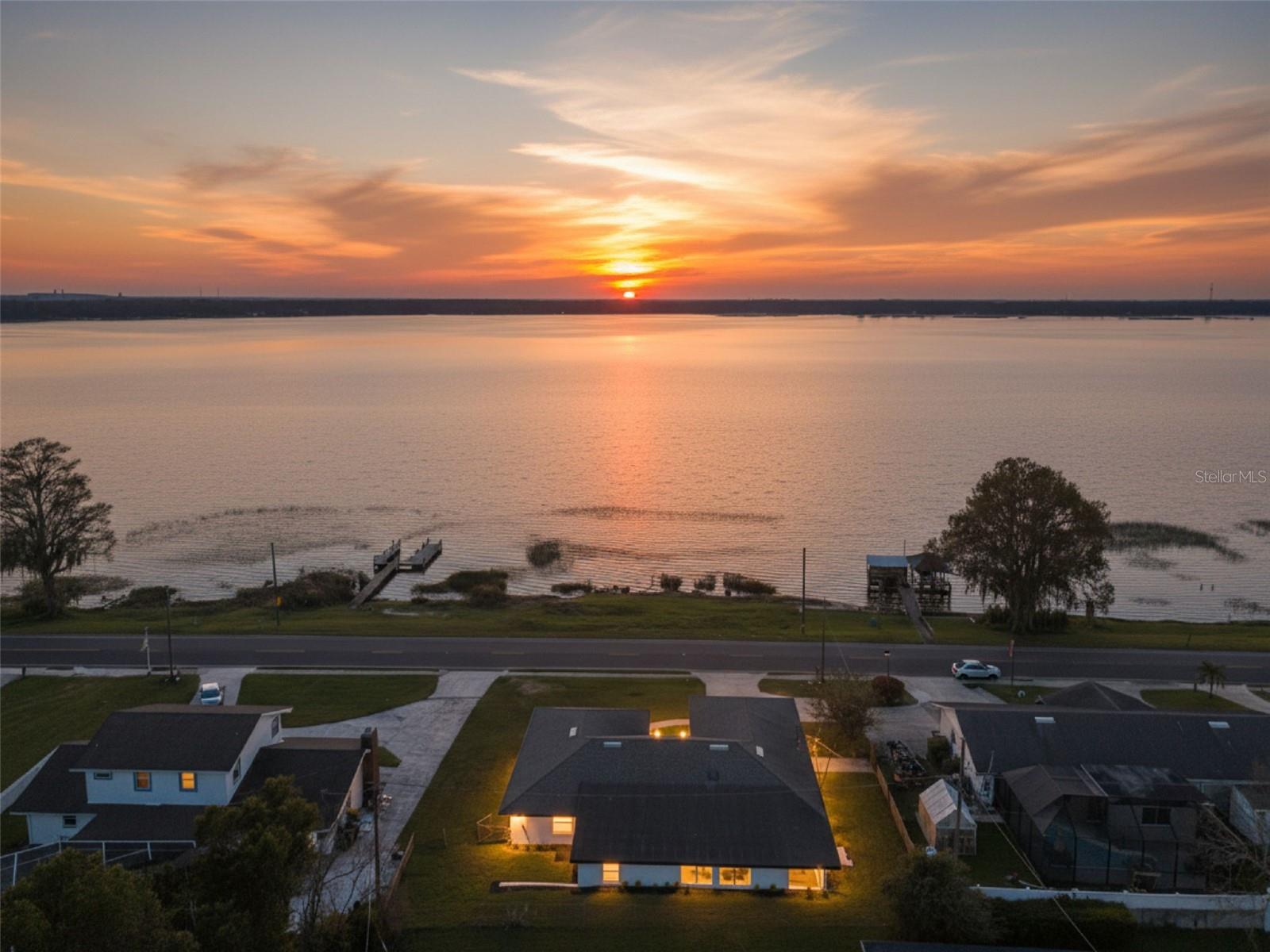 Welcome to a lakefront home with lake access - 1106 LAKE ARIANA BLVD, AUBURNDALE