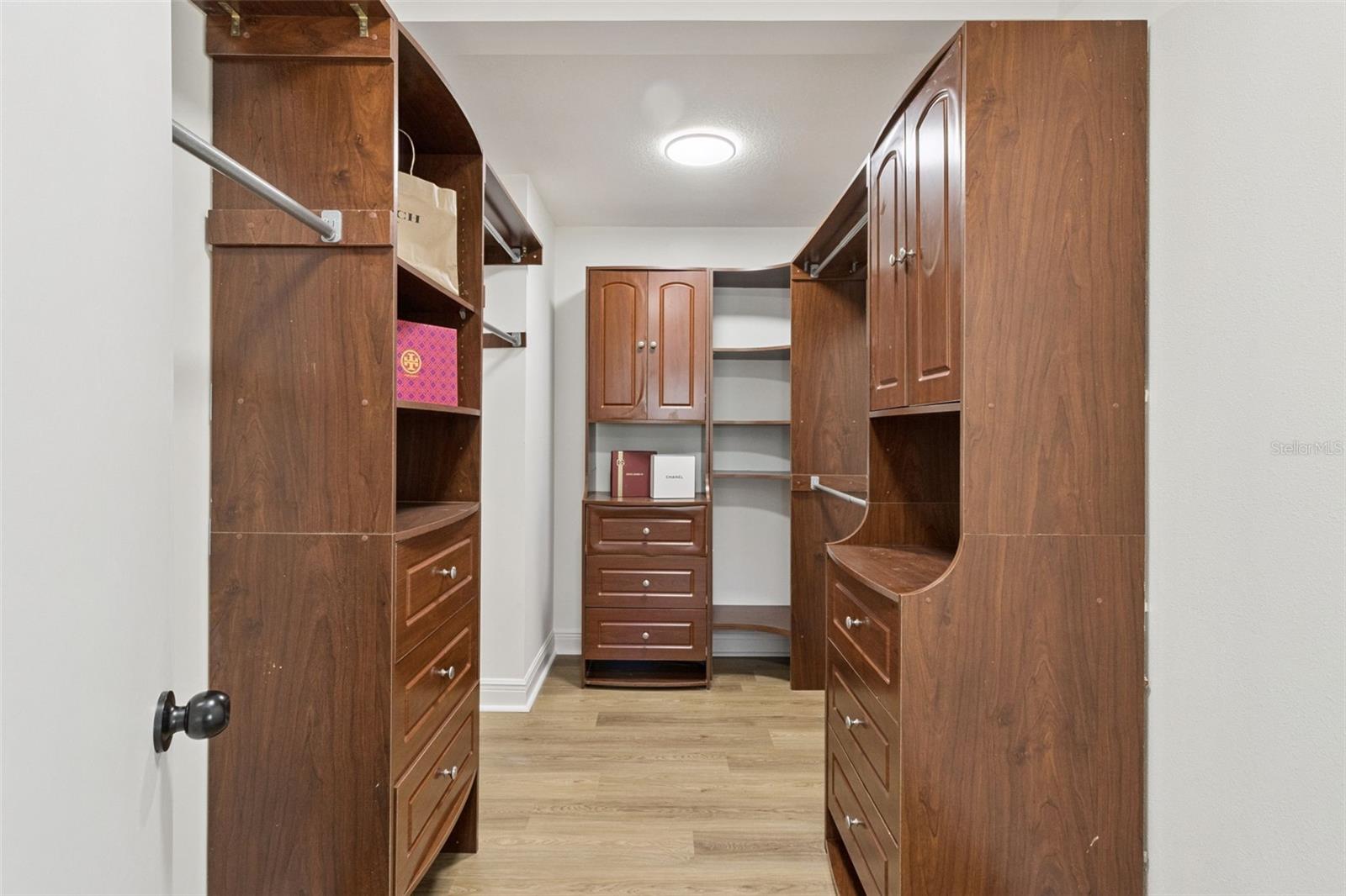Walk in Closet with built-ins - 1106 LAKE ARIANA BLVD, AUBURNDALE