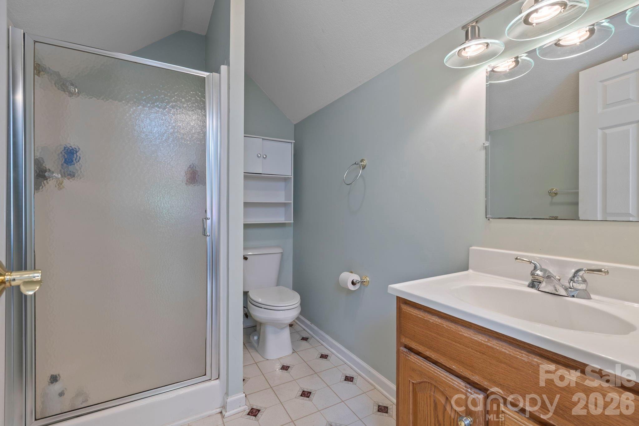 upstairs bathroom - 372 Kingfisher Lane, Mills River