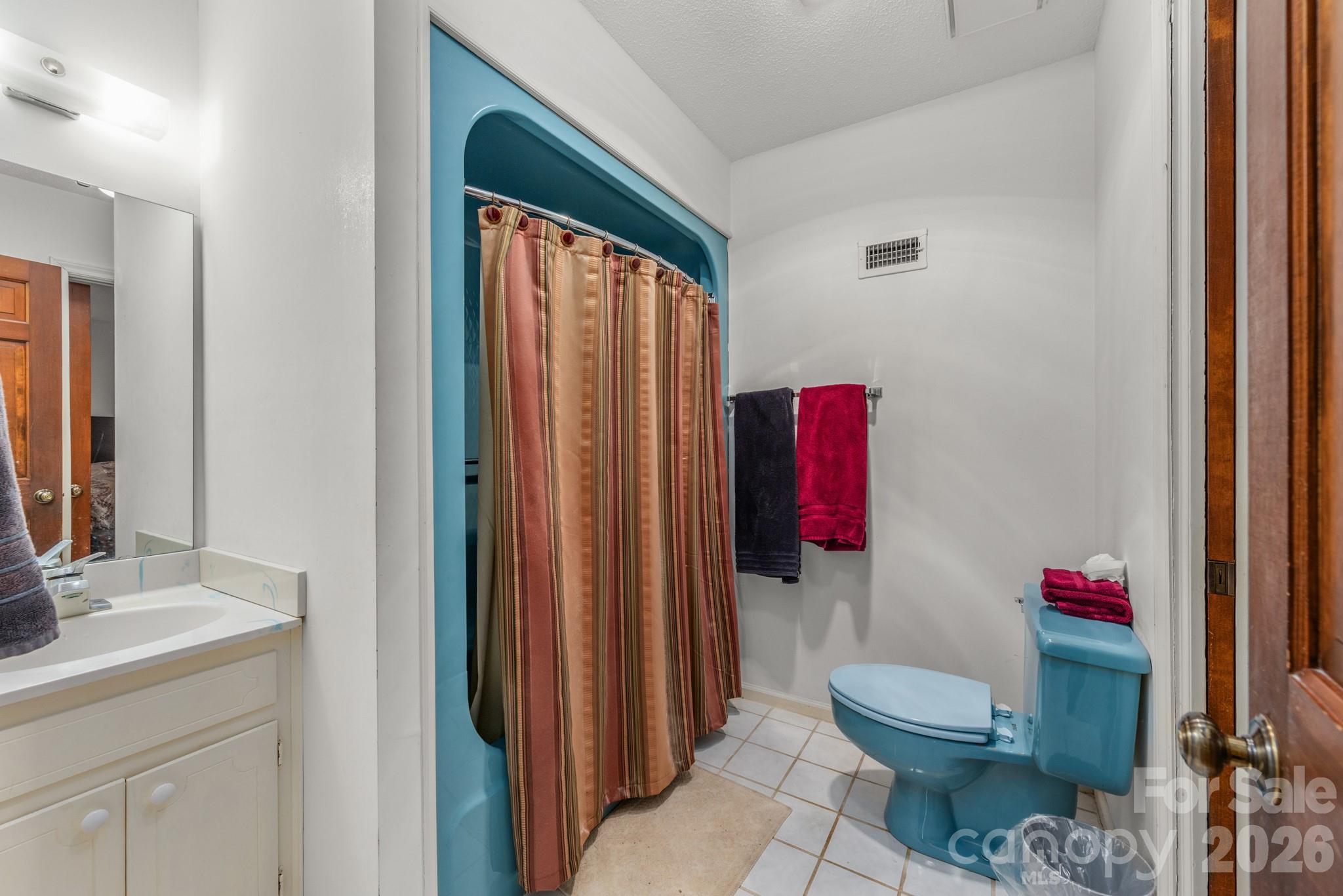 Front full bath - 151 Bridlewood Drive, Mooresville