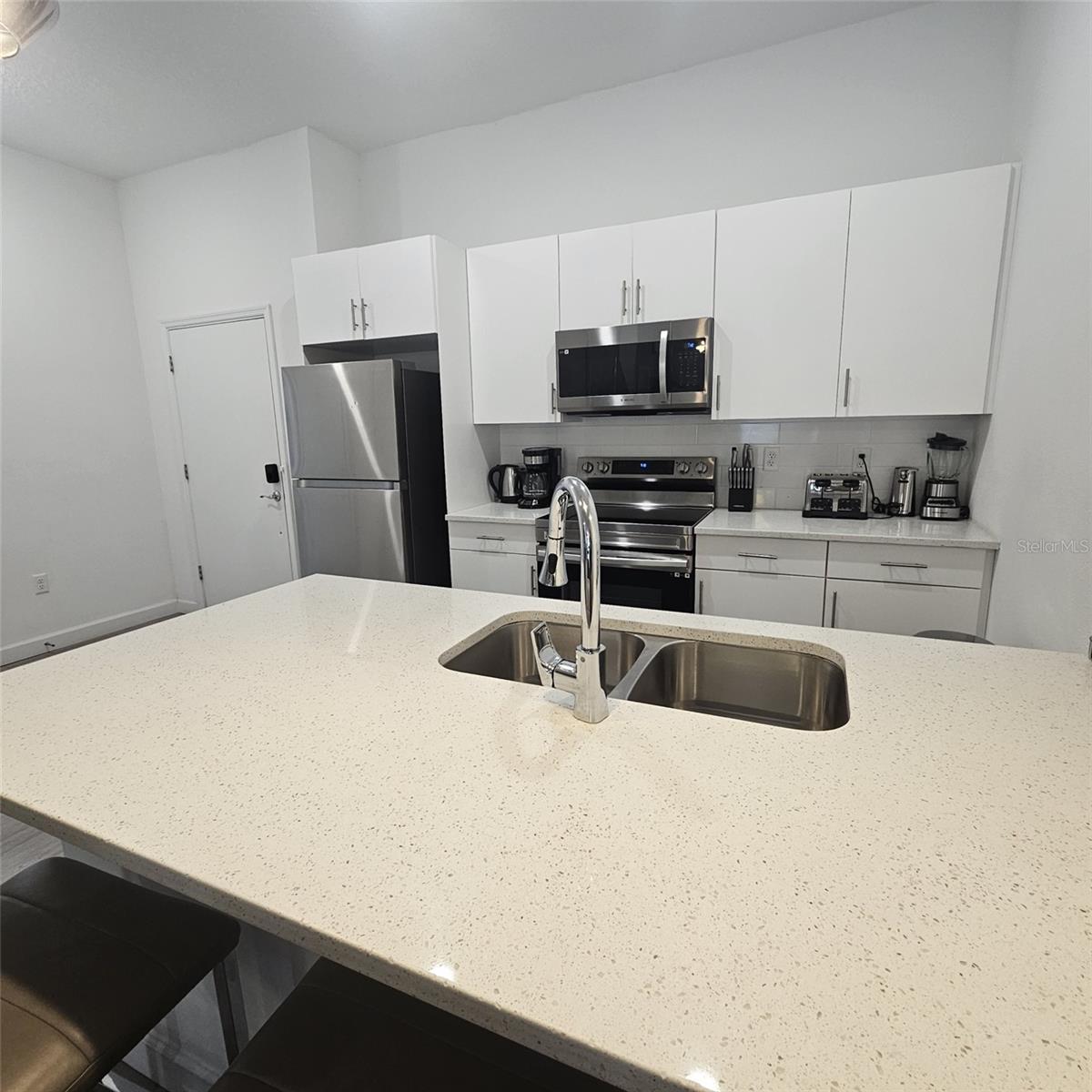 Townhouse at 379 FAMAGUSTA DR, DAVENPORT, photo 11 of 42