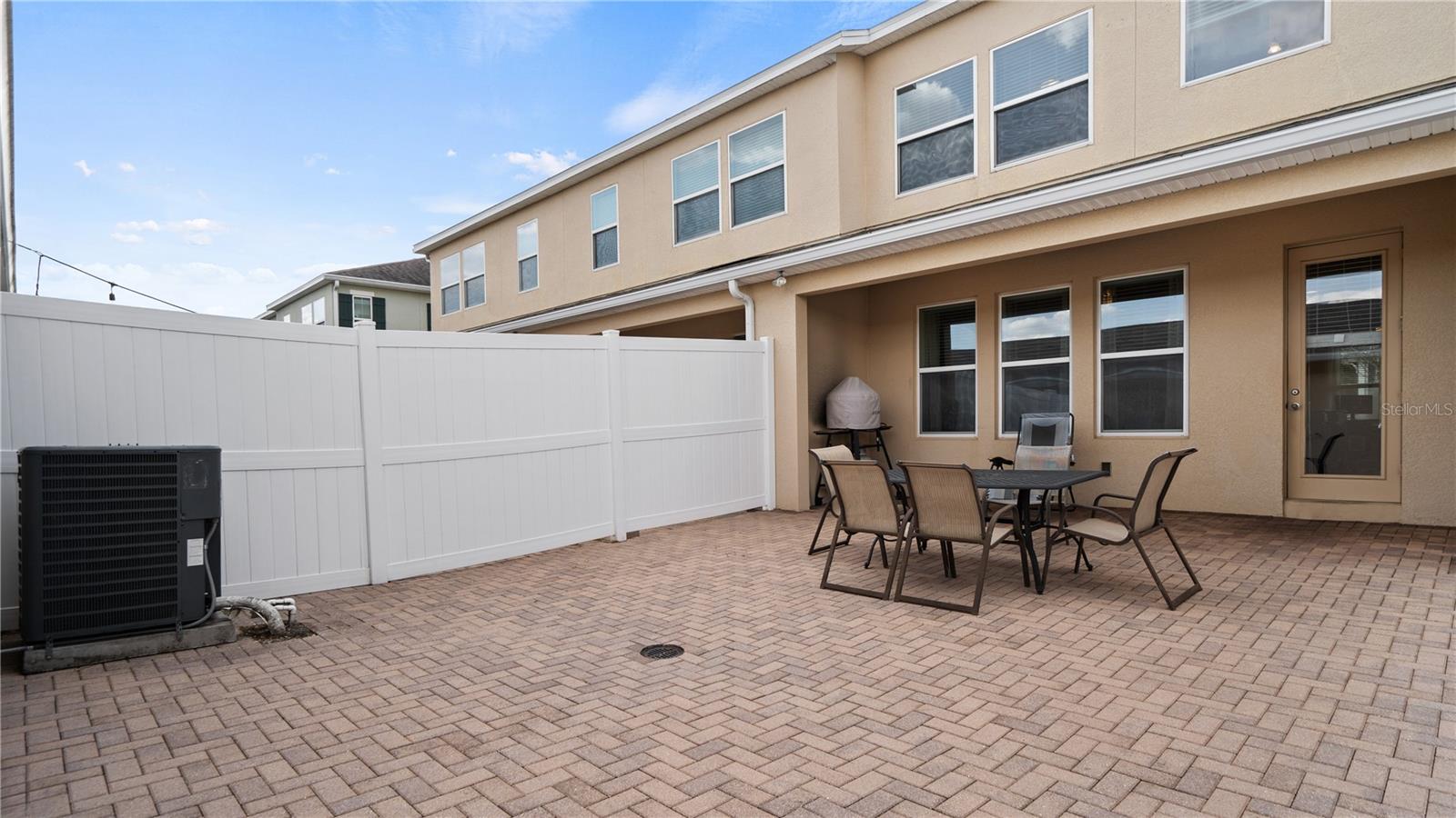 Oversized Courtyard - 8113 RED STOPPER LN, WINTER GARDEN