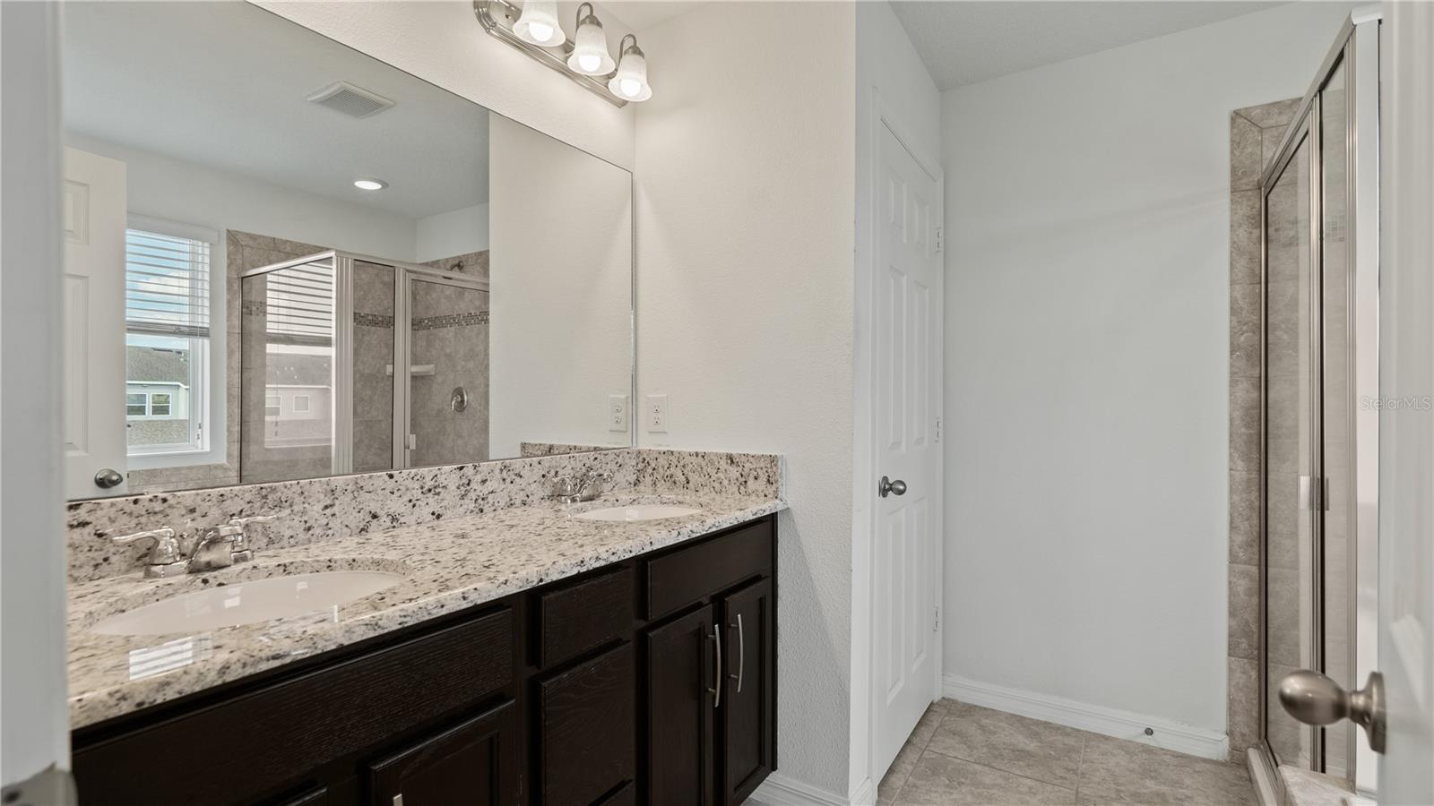 Dual sinks in Primary Bath - 8113 RED STOPPER LN, WINTER GARDEN