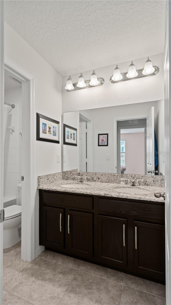 Dual sink in Bath 2 - 8113 RED STOPPER LN, WINTER GARDEN
