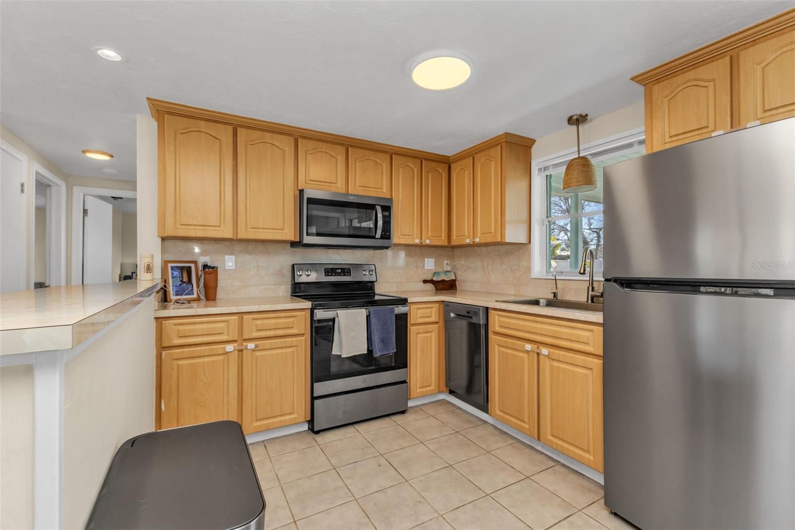 Single Family Residence at 960 DARWIN RD, VENICE, photo 12 of 37