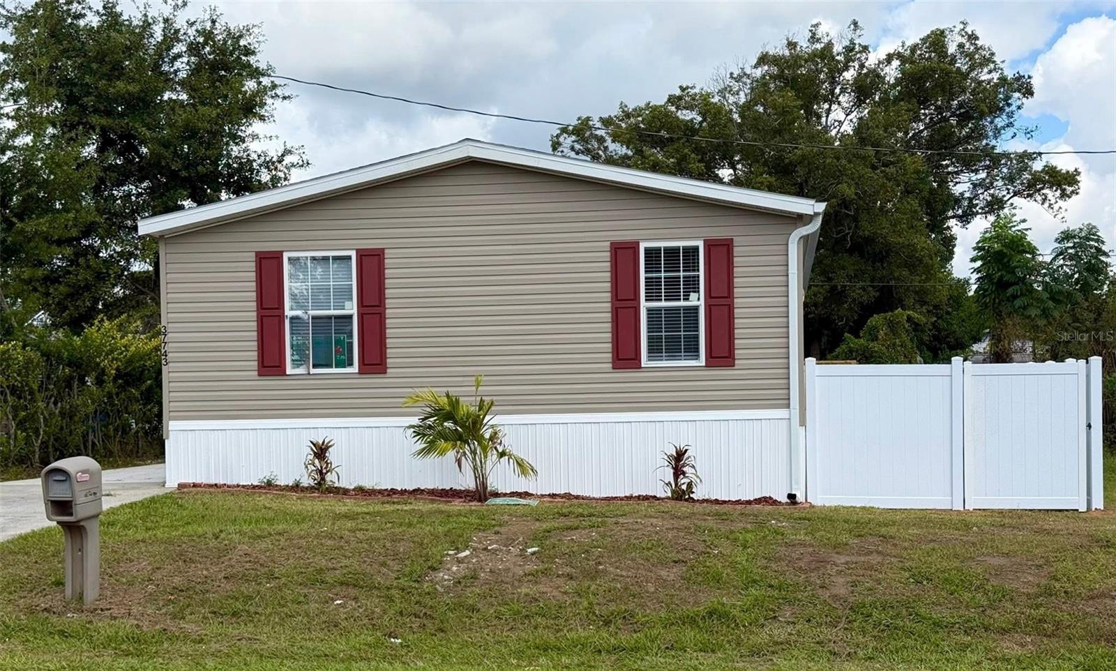 Manufactured Home at 37743 GEIGER RD, ZEPHYRHILLS, photo 2 of 21