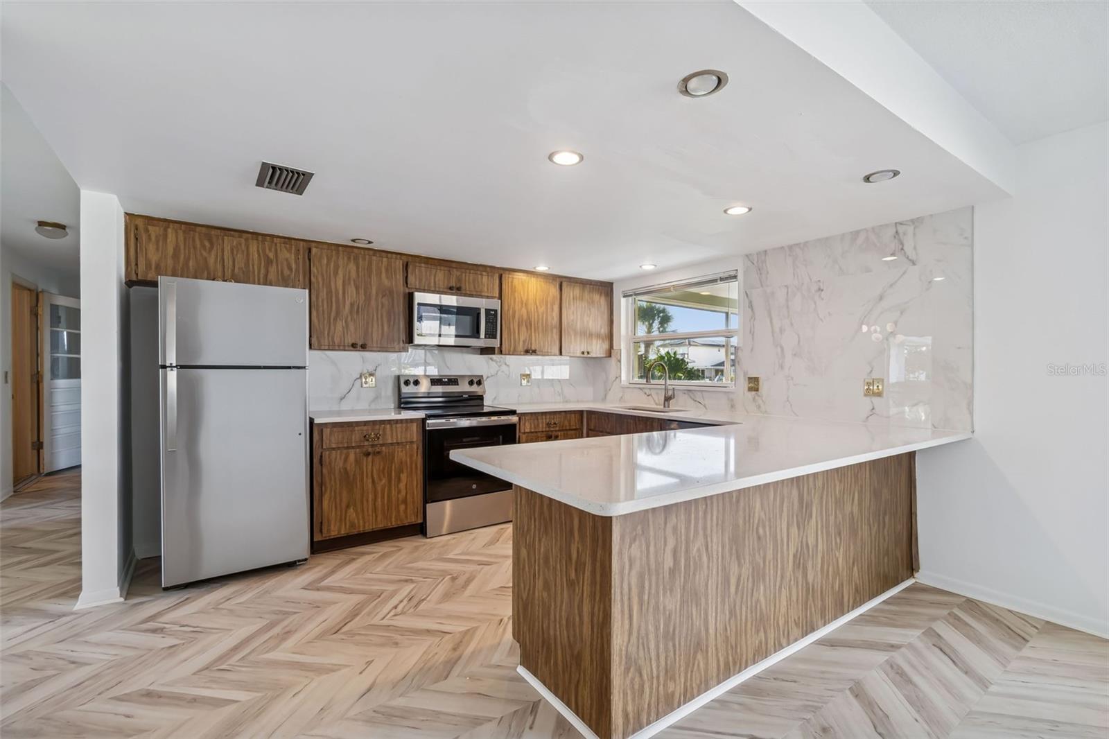 New countertops, backsplash, sink and stainless steel appliances - 4415 CLEARWATER HARBOR DR N, LARGO
