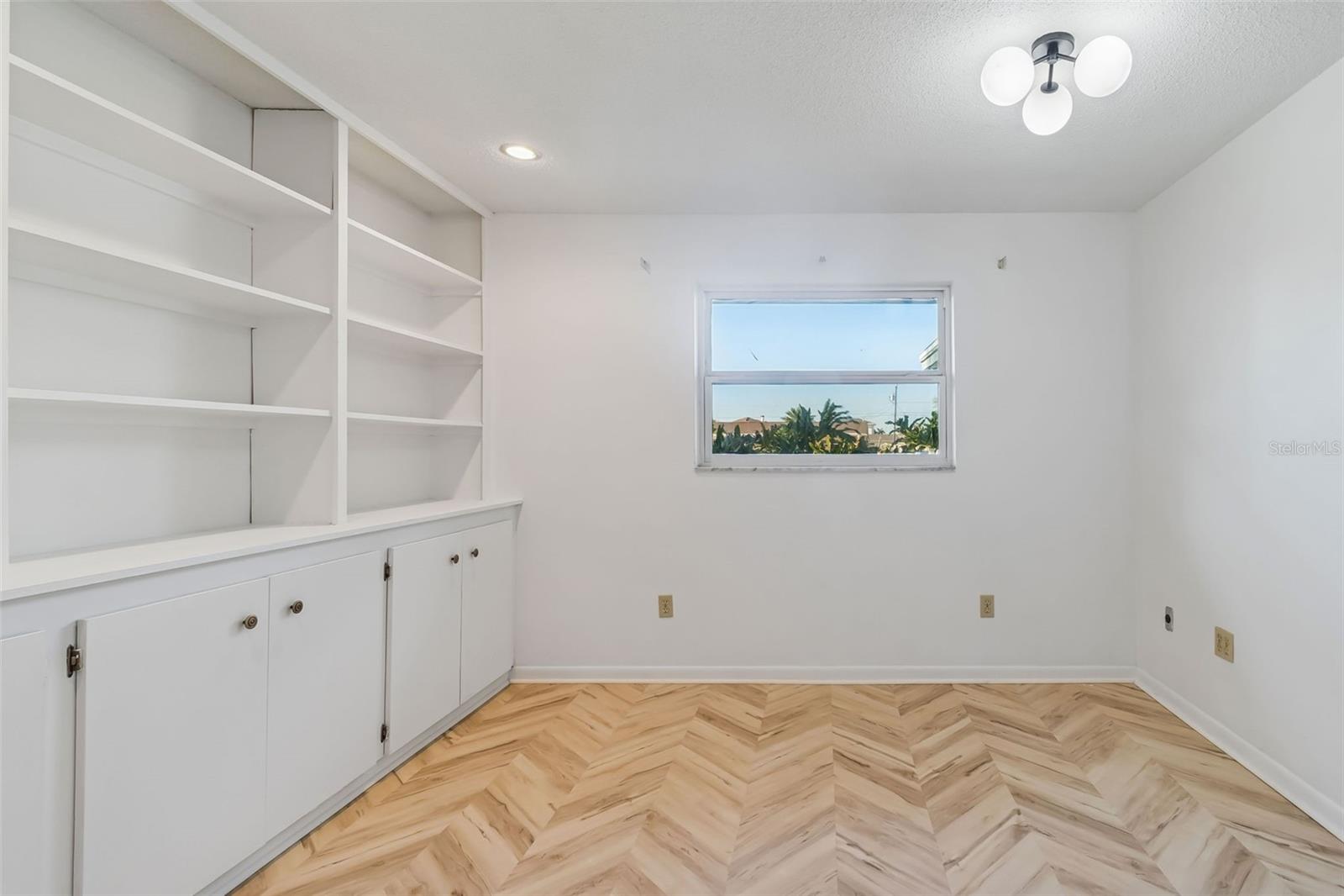 Built-ins in office - 4415 CLEARWATER HARBOR DR N, LARGO