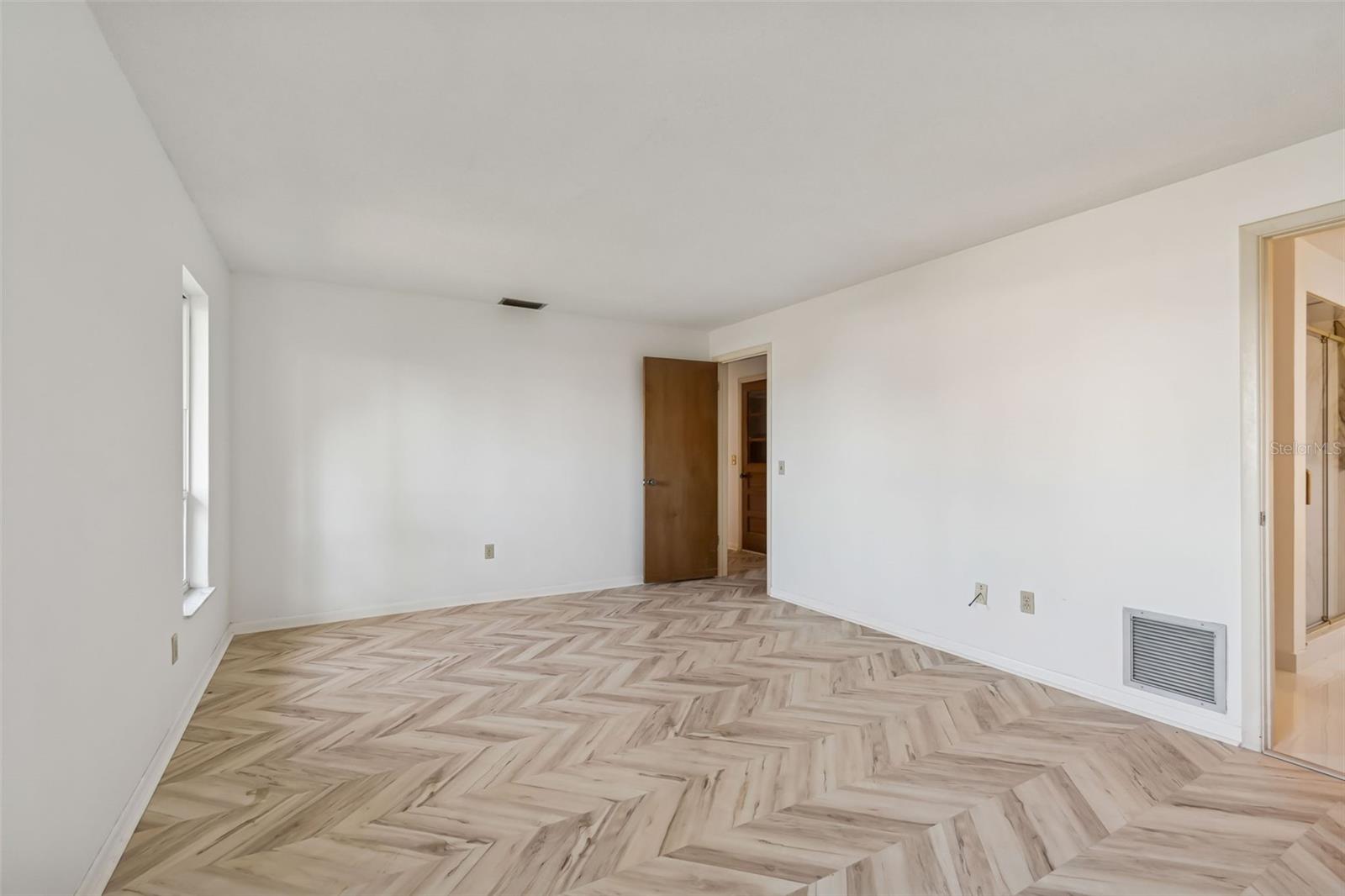Nice size Primary Bedroom - 4415 CLEARWATER HARBOR DR N, LARGO