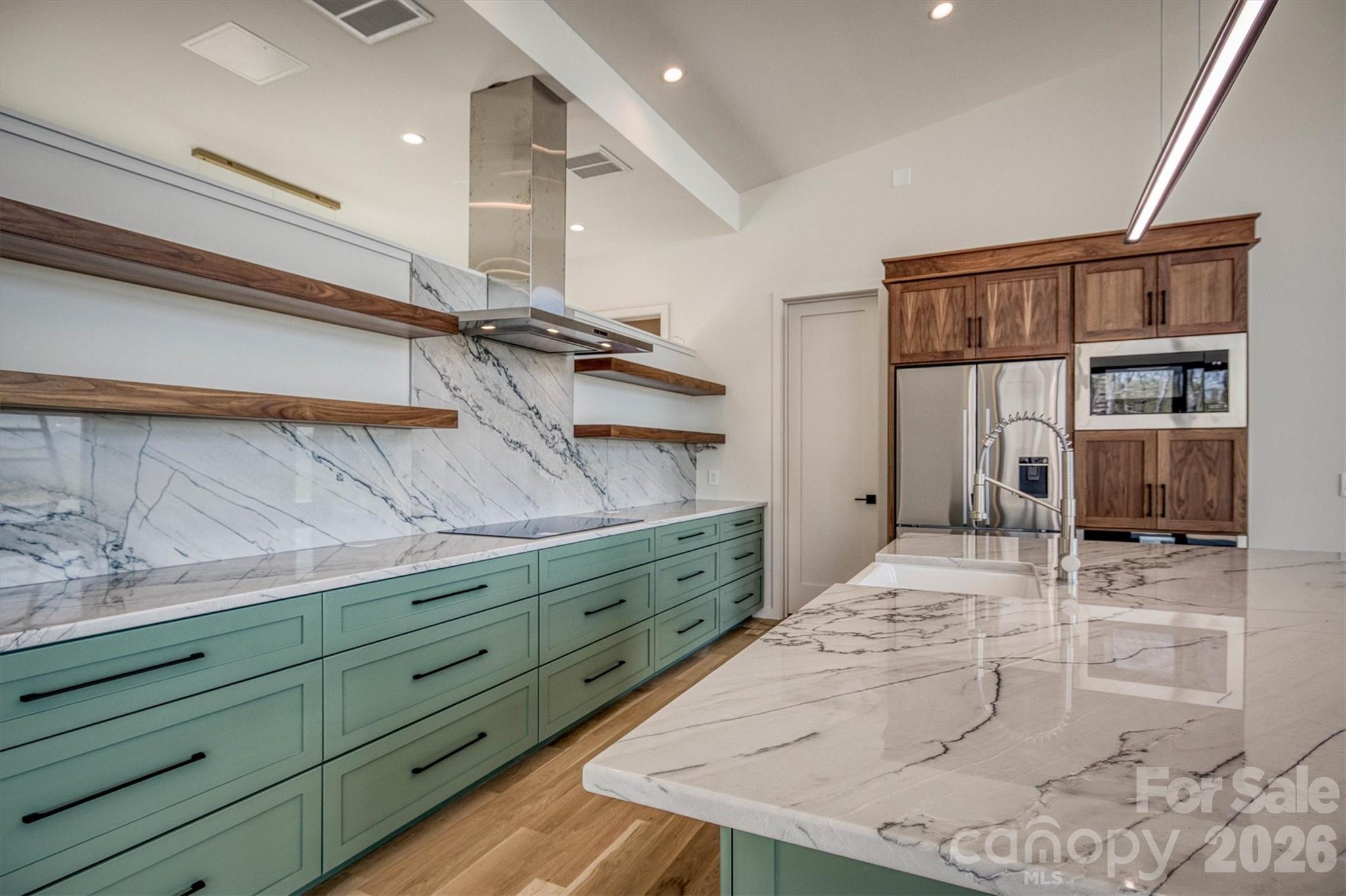 Kitchen with island - 463 Summit Trail, Nebo