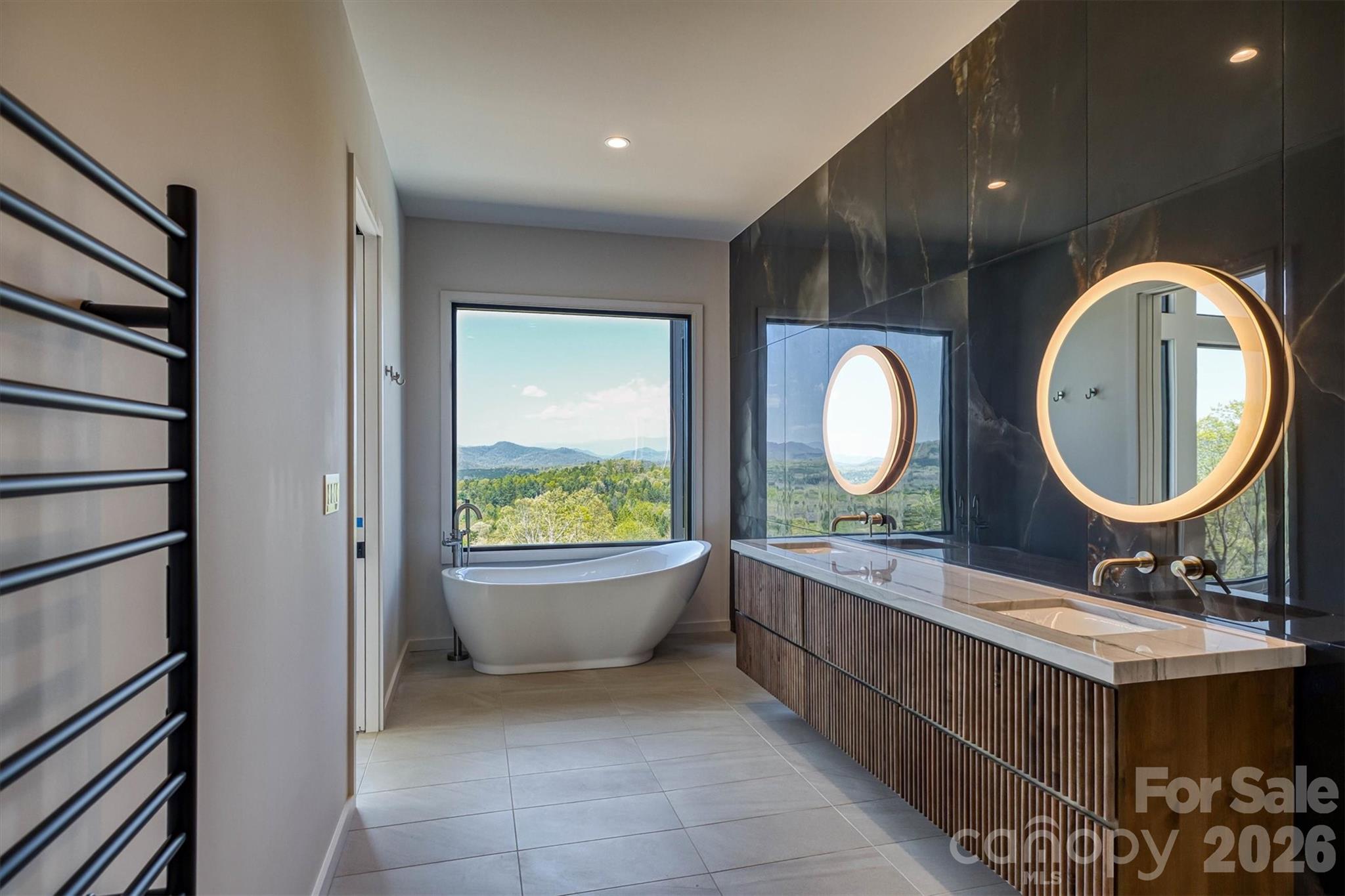 Primary bath has double sinks and soaking tub - 463 Summit Trail, Nebo