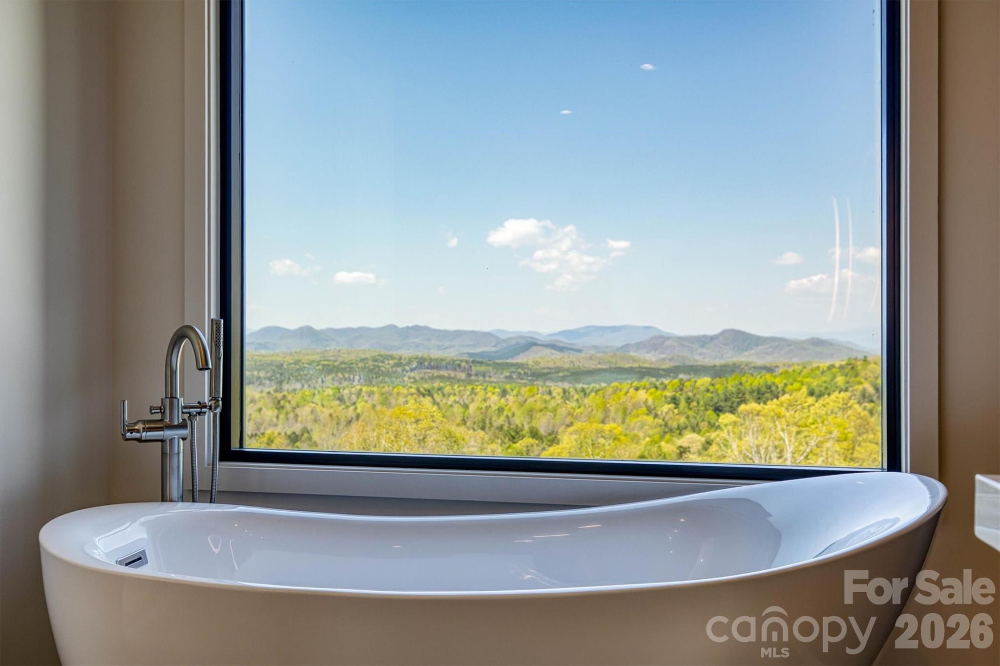 Soaking tub with a view - 463 Summit Trail, Nebo