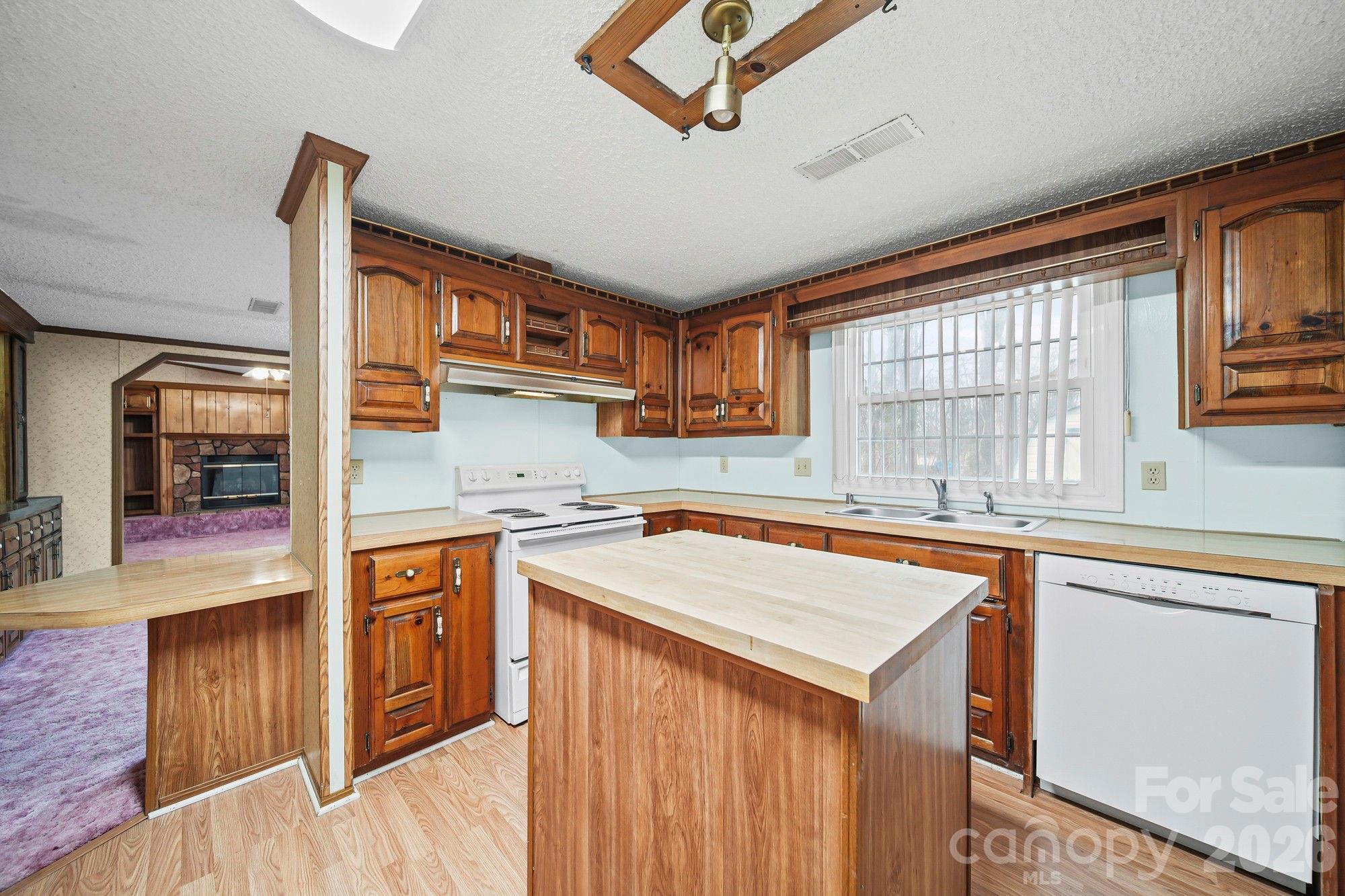 Single Family Residence at 1015 Southwood Drive, Clover, photo 8 of 22