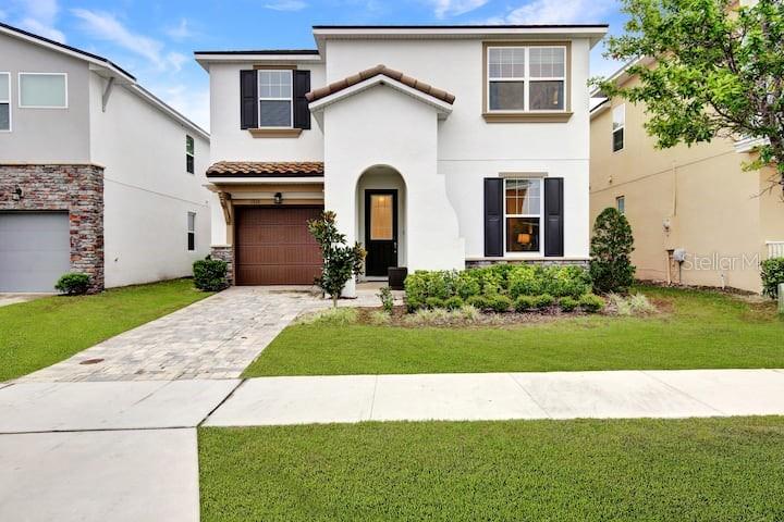 1919 TROPICAL PALMS CIR