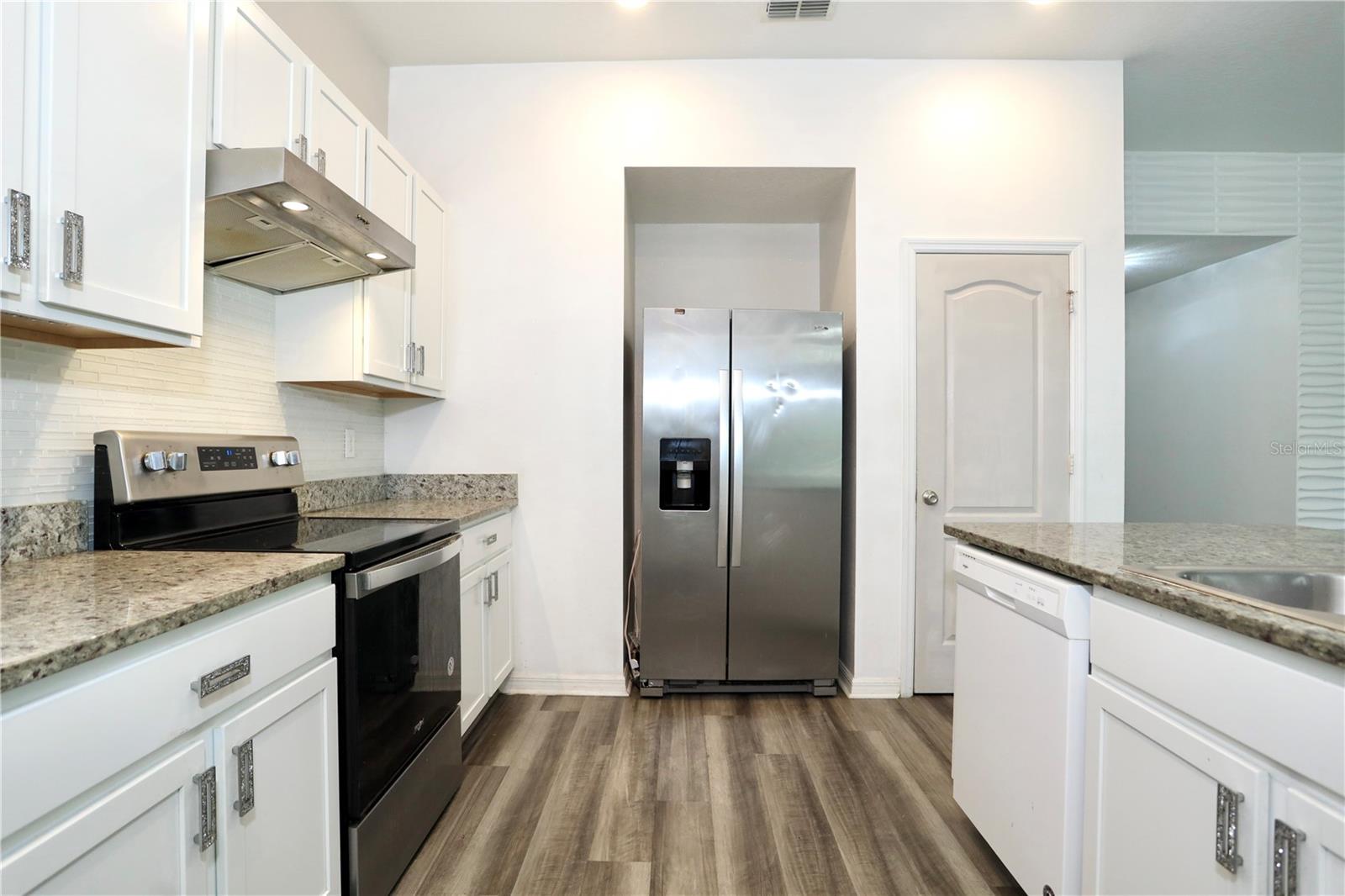 kitchen - 1141 AUGUSTUS DR, DAVENPORT