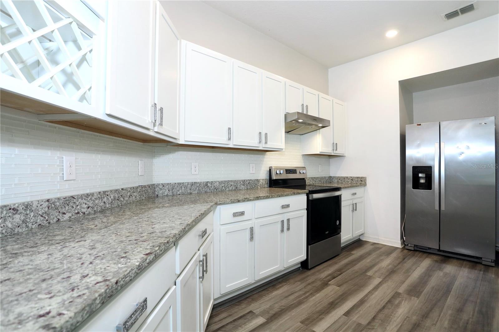 kitchen - 1141 AUGUSTUS DR, DAVENPORT