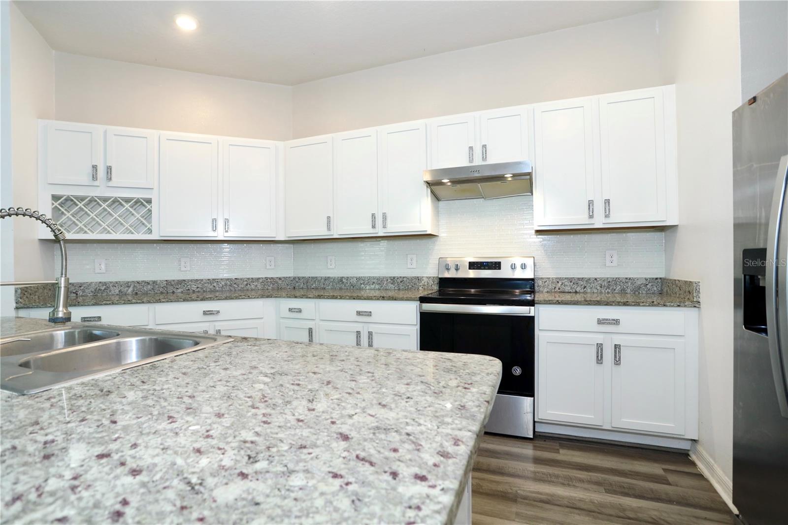 kitchen - 1141 AUGUSTUS DR, DAVENPORT