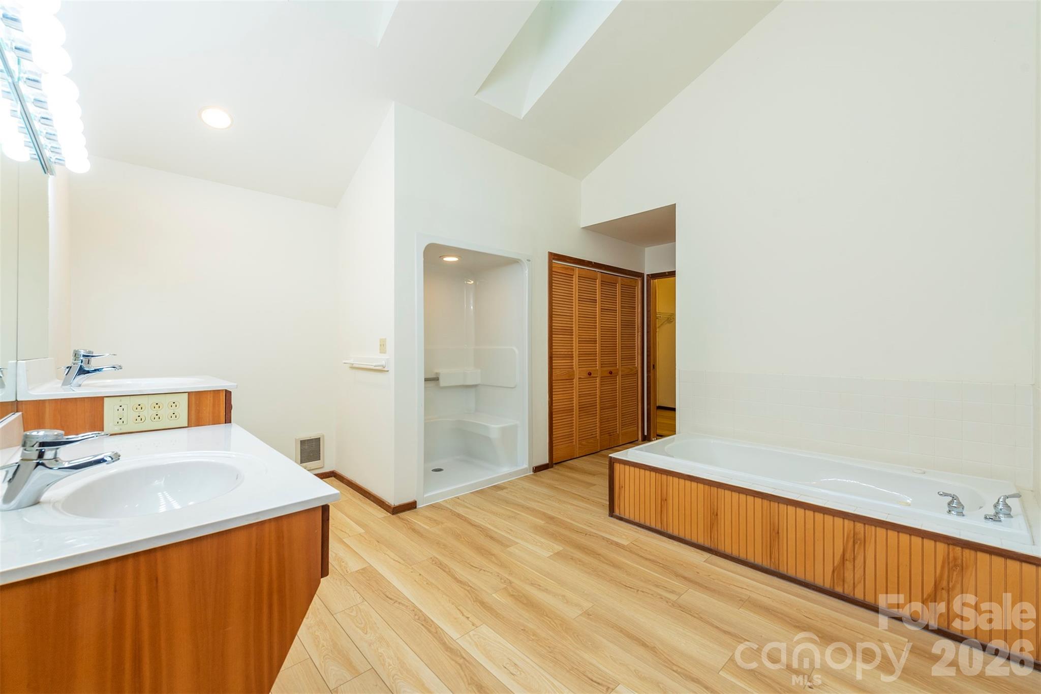 Primary Bath w/jetted tub, shower, laundry, and large walk-in closet. - 7 Winding Poplar Road, Black Mountain