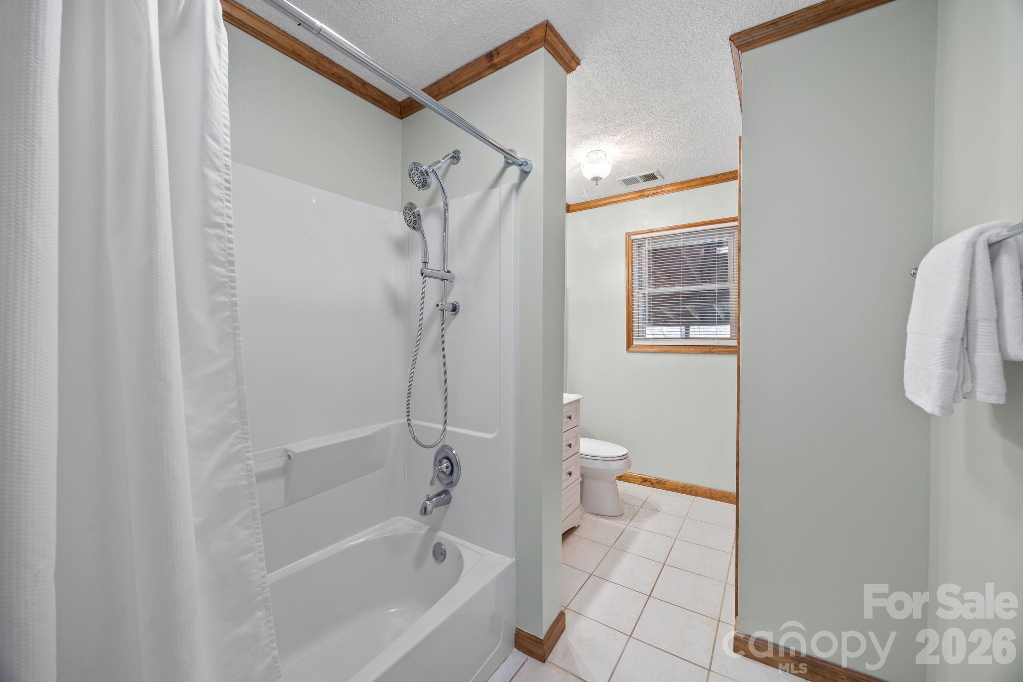 Large Hallway bathroom - 4278 Harbor Lane, Sherrills Ford