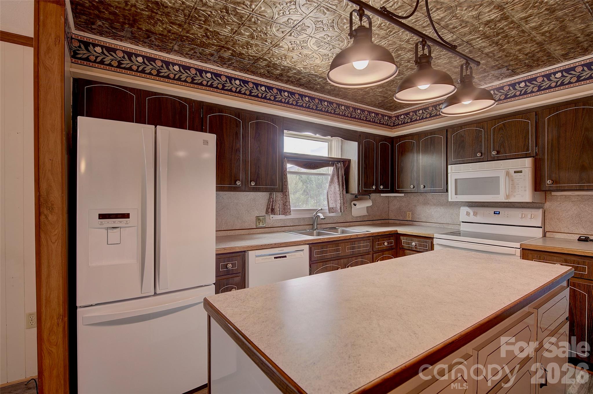 Single Family Residence at 220 Grand View Lane, Burnsville, photo 13 of 48