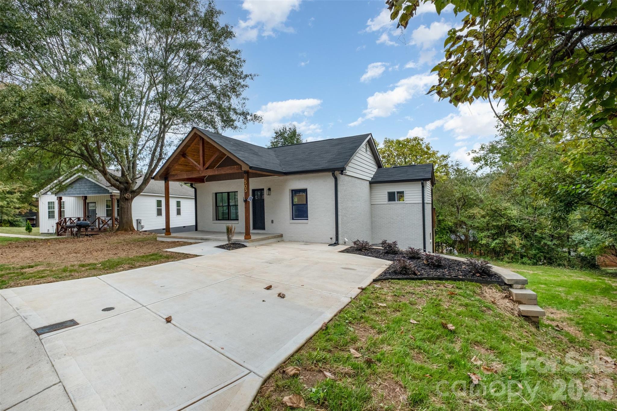 Concrete driveway for easy parking - 503 Circle Drive E, Shelby