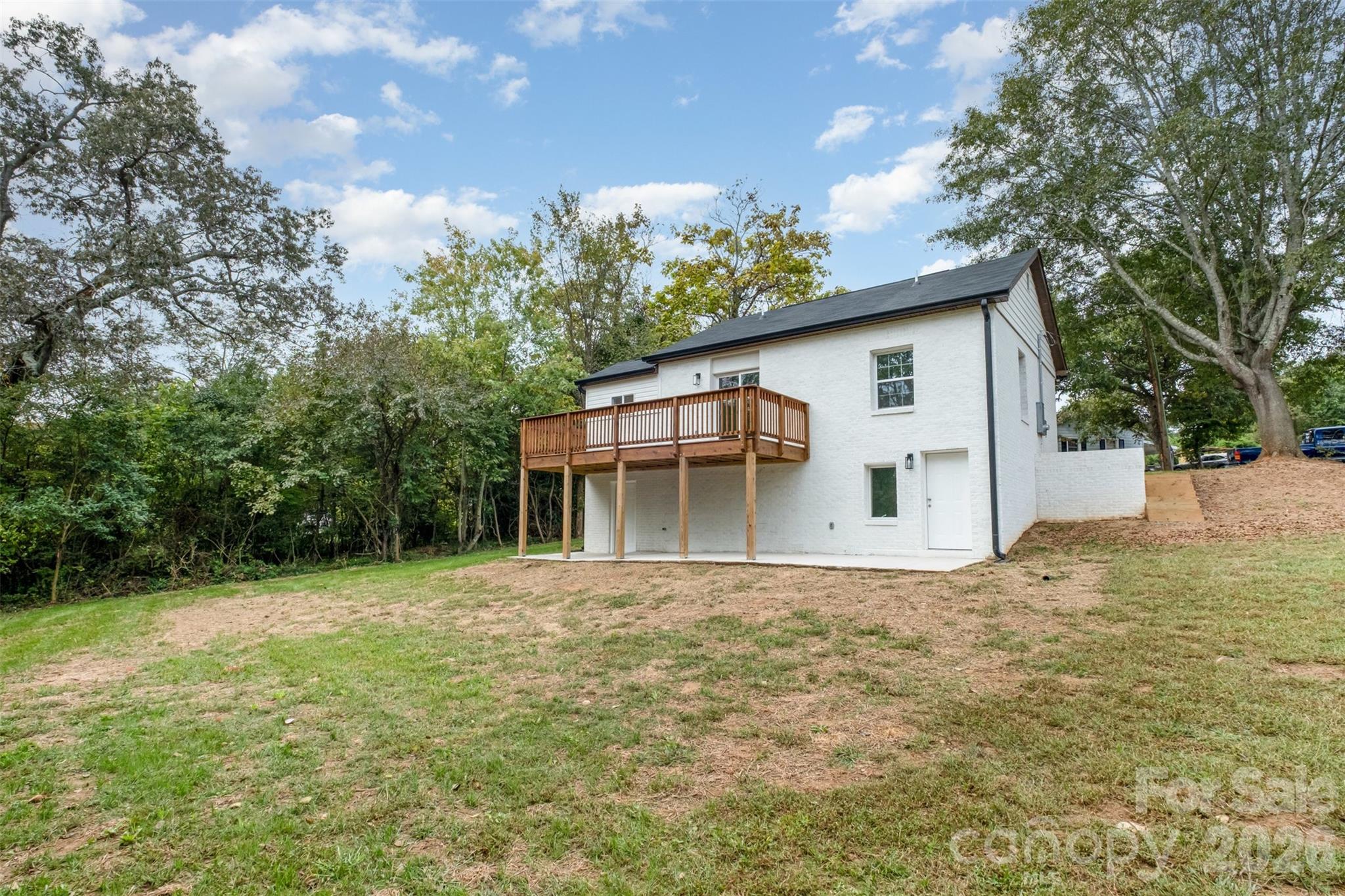 Large backyard - 503 Circle Drive E, Shelby