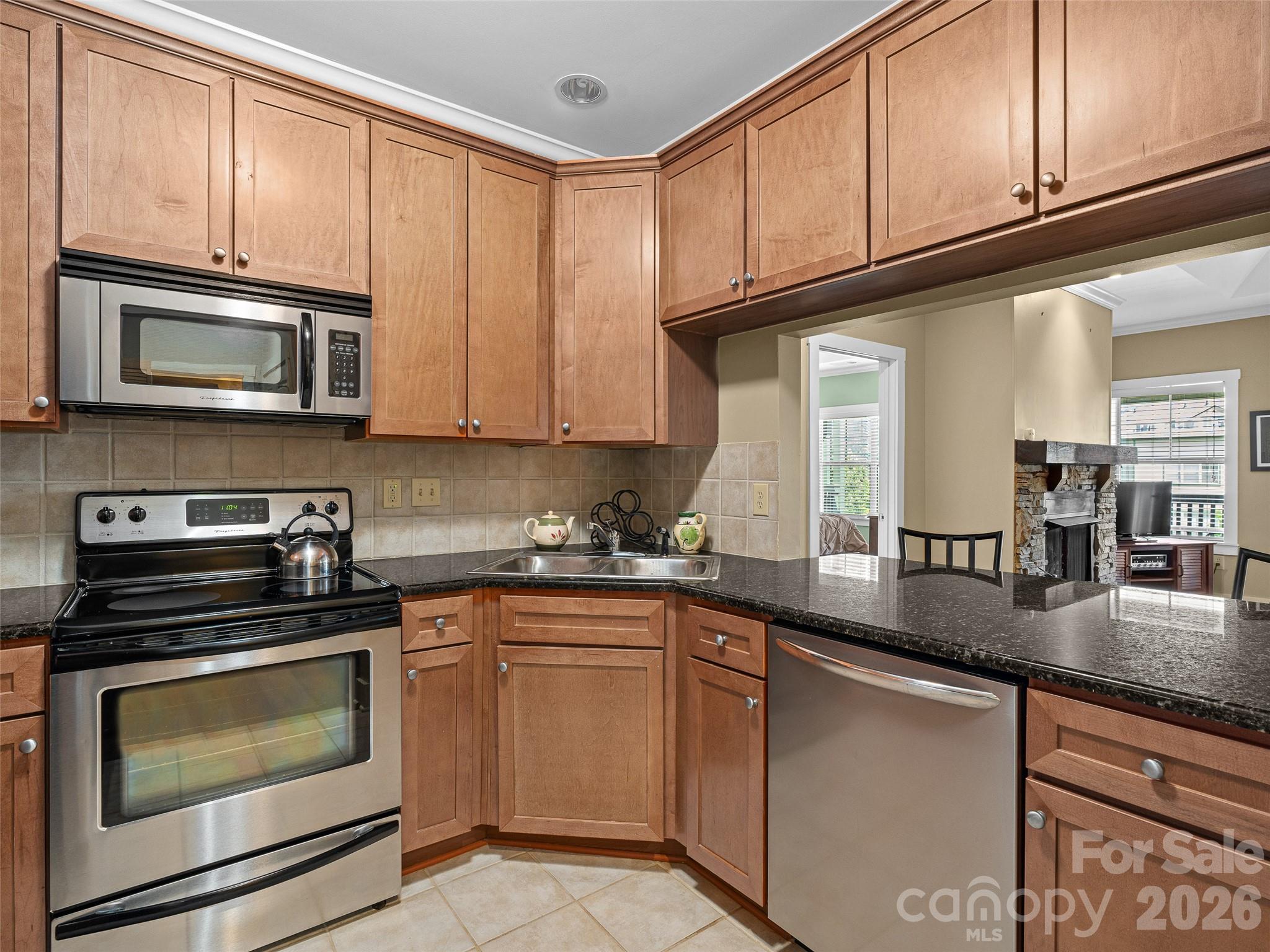 Condominium at 9 Kenilworth Knoll, Asheville, photo 9 of 41