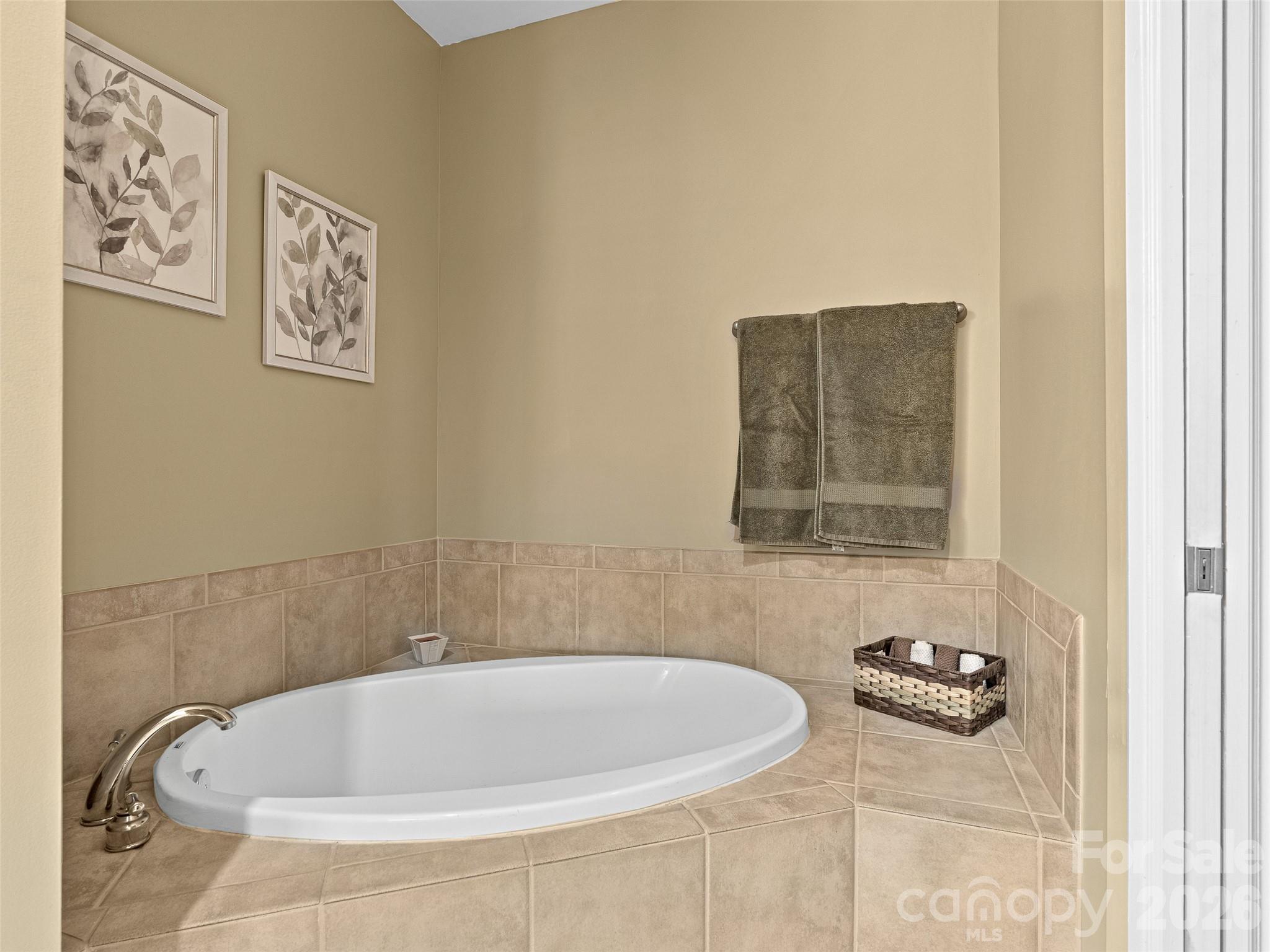 Condominium at 9 Kenilworth Knoll, Asheville, photo 18 of 41
