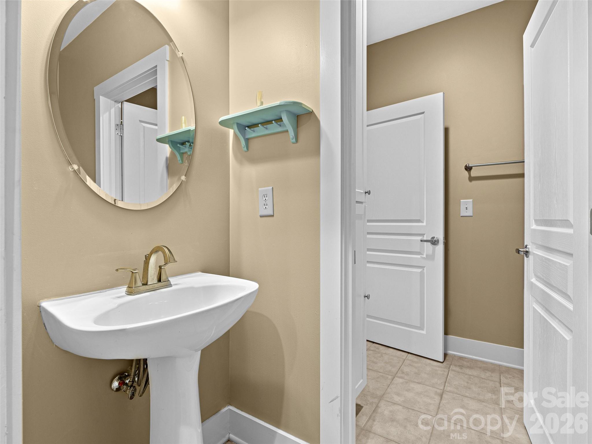 Guest bathroom also en-suite with bedroom 2 - 9 Kenilworth Knoll, Asheville