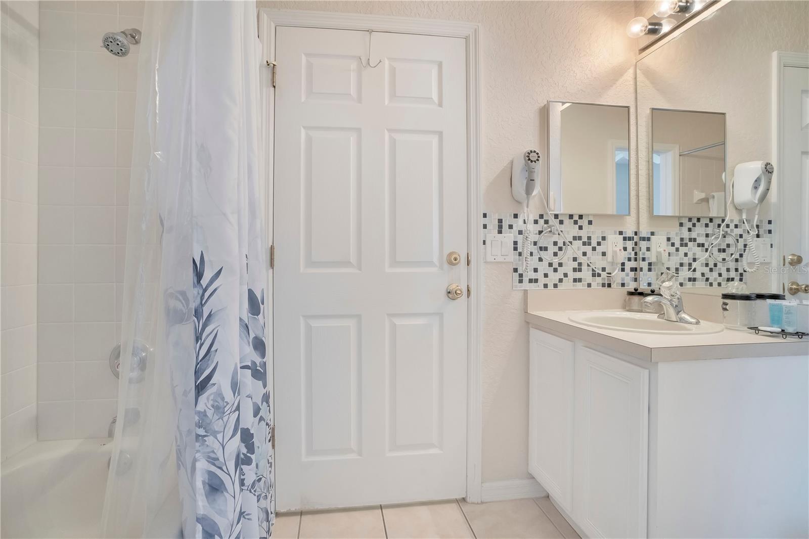 First Floor Full Bathroom - 219 MIRAMAR AVE, DAVENPORT