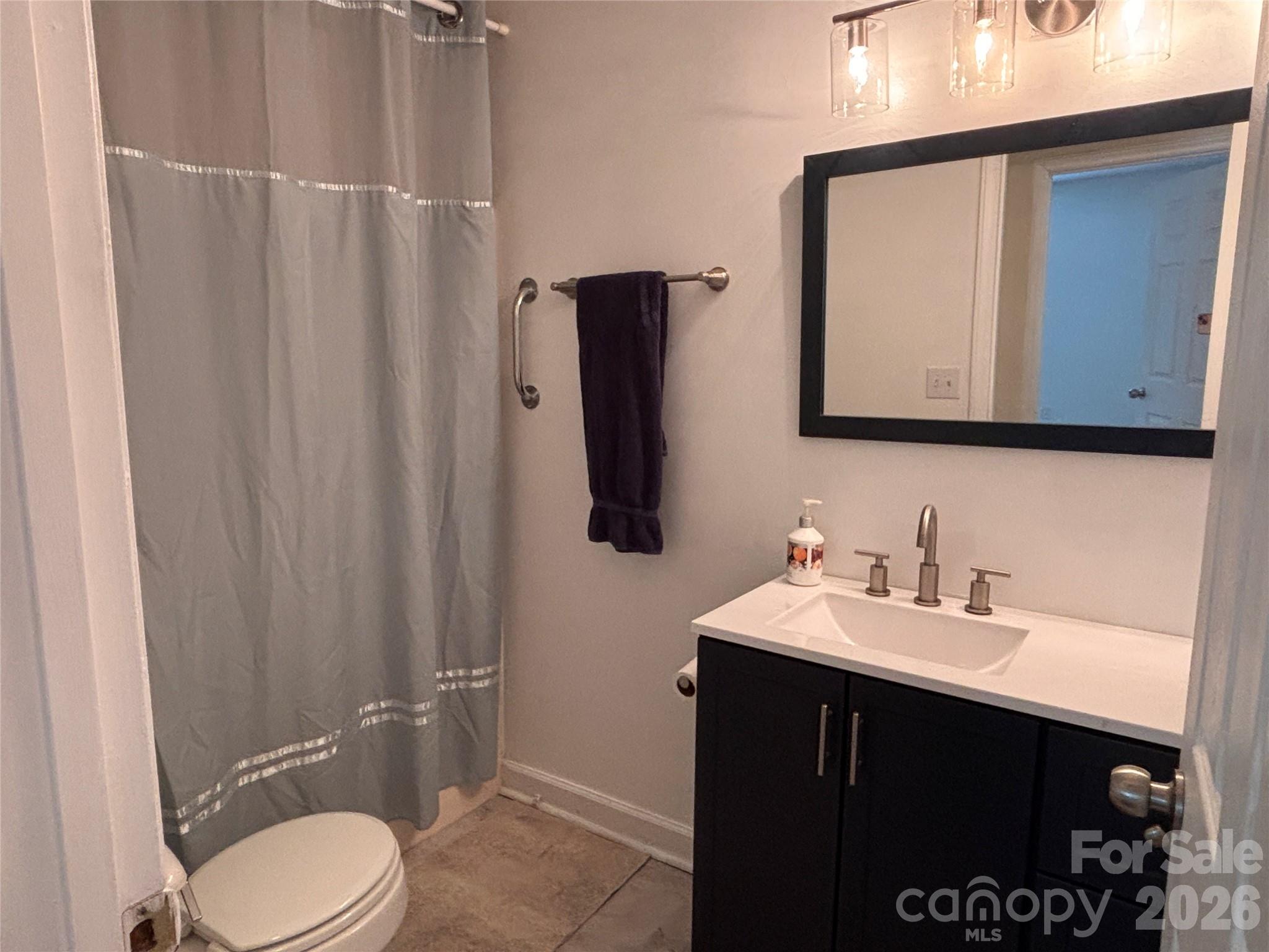 Hall bathroom - 5164 Ralph Winchester Road, Lenoir
