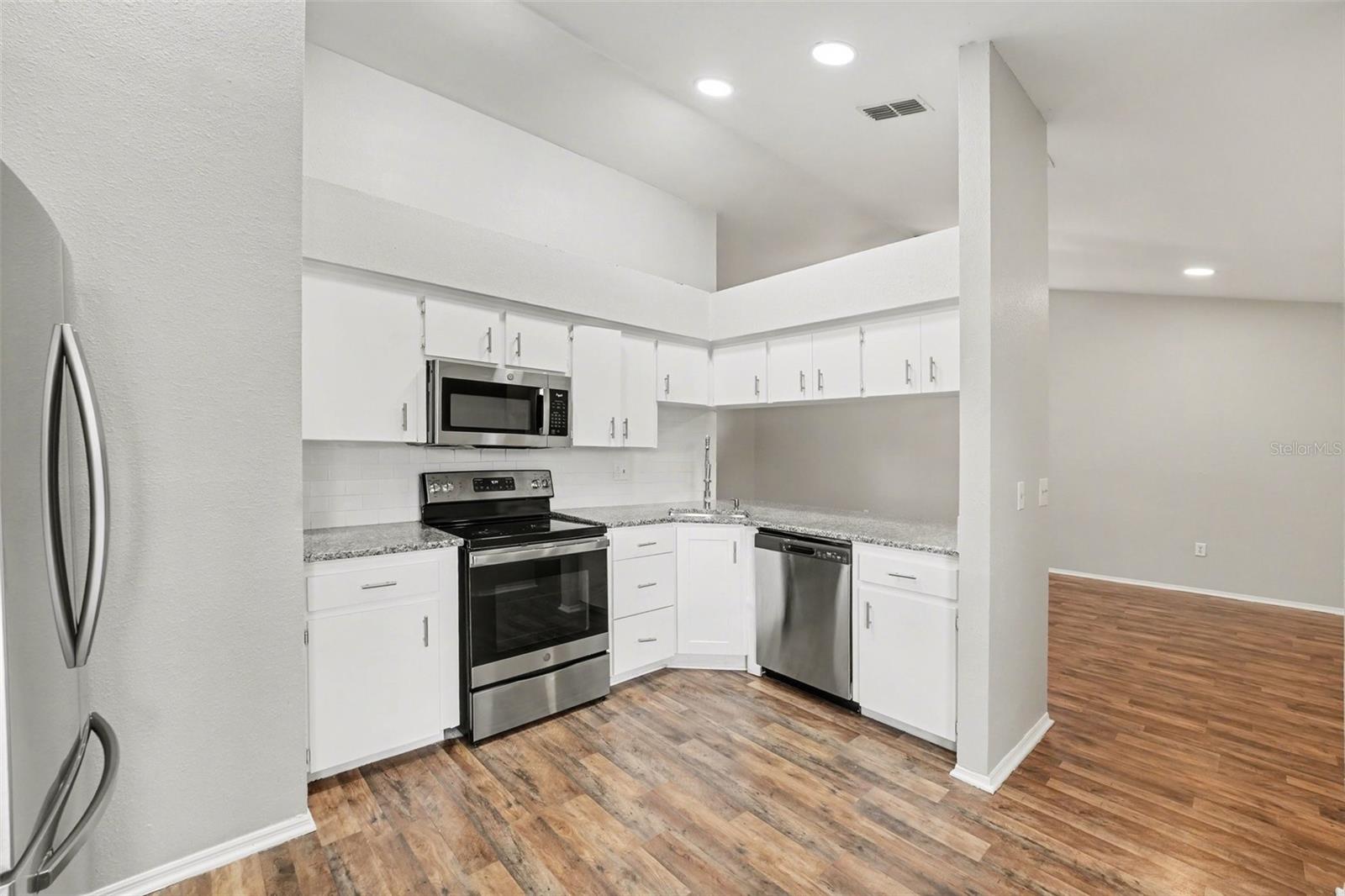 Single Family Residence at 638 LAKE DEXTER CIR, WINTER HAVEN, photo 7 of 25