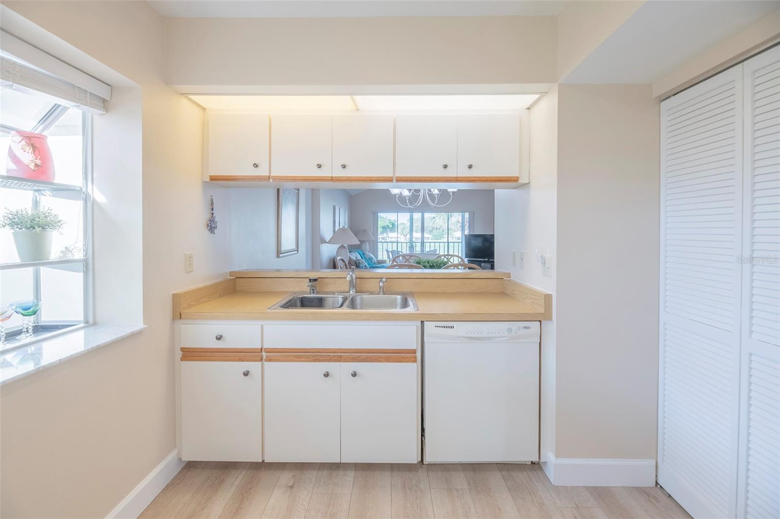 Naturally lit kitchen with a view. - 425 CERROMAR TER #459, VENICE