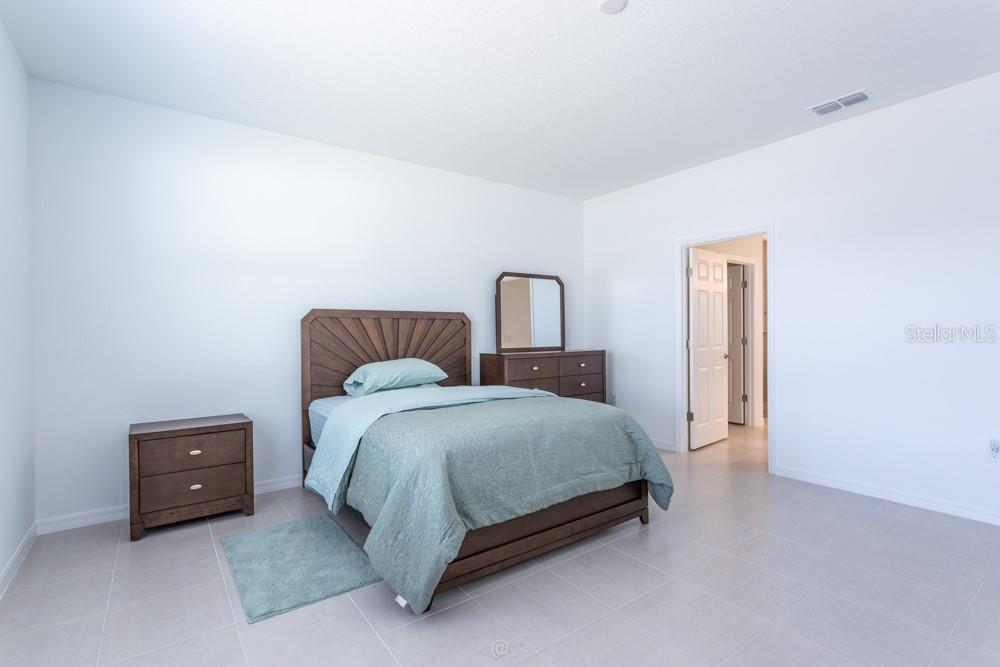 King size primary bedroom with access to main bathroom - 10 FISCHER LN, PALM COAST