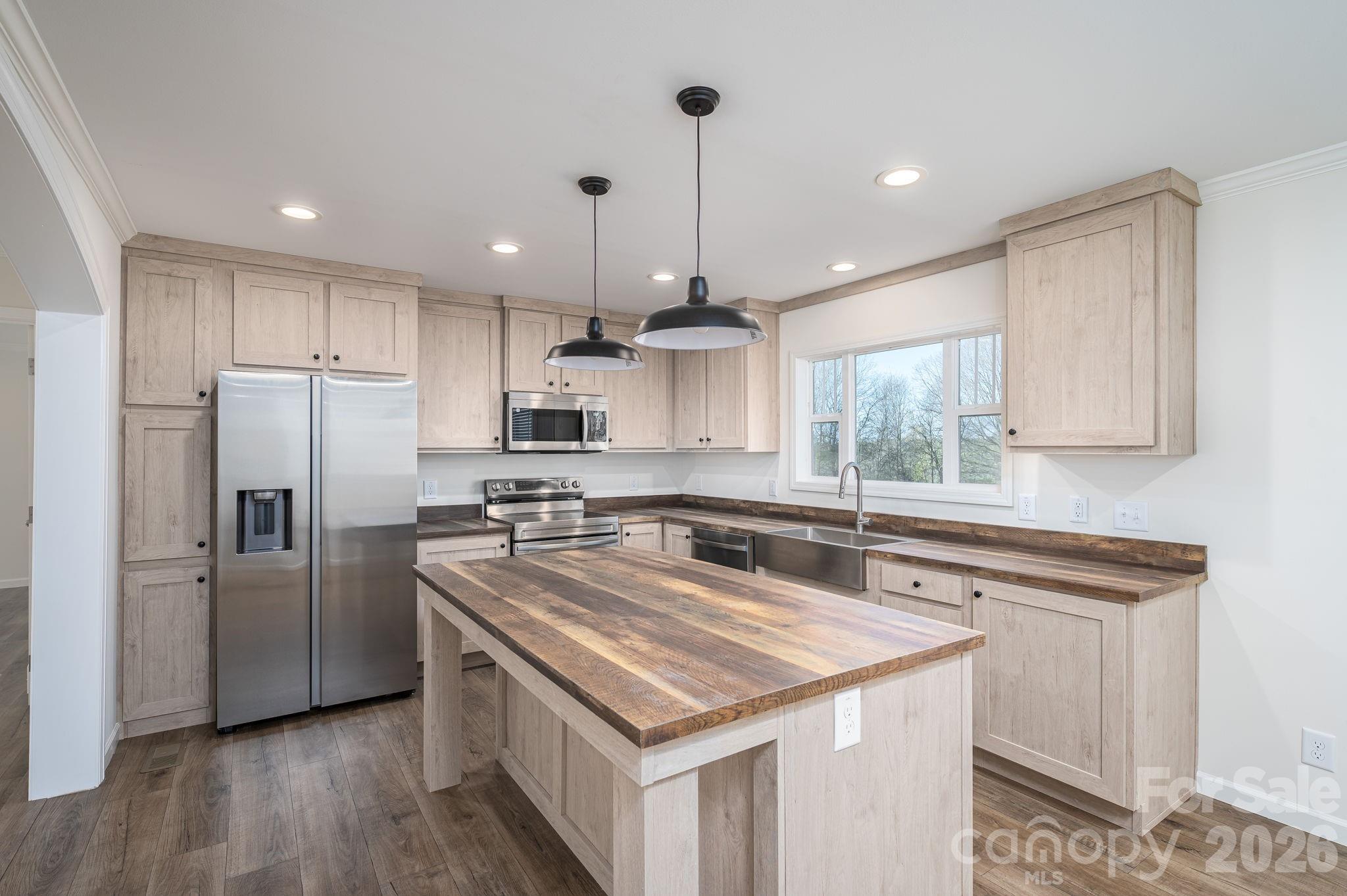 Kitchen - 808 W Eagleview Lane, Lawndale