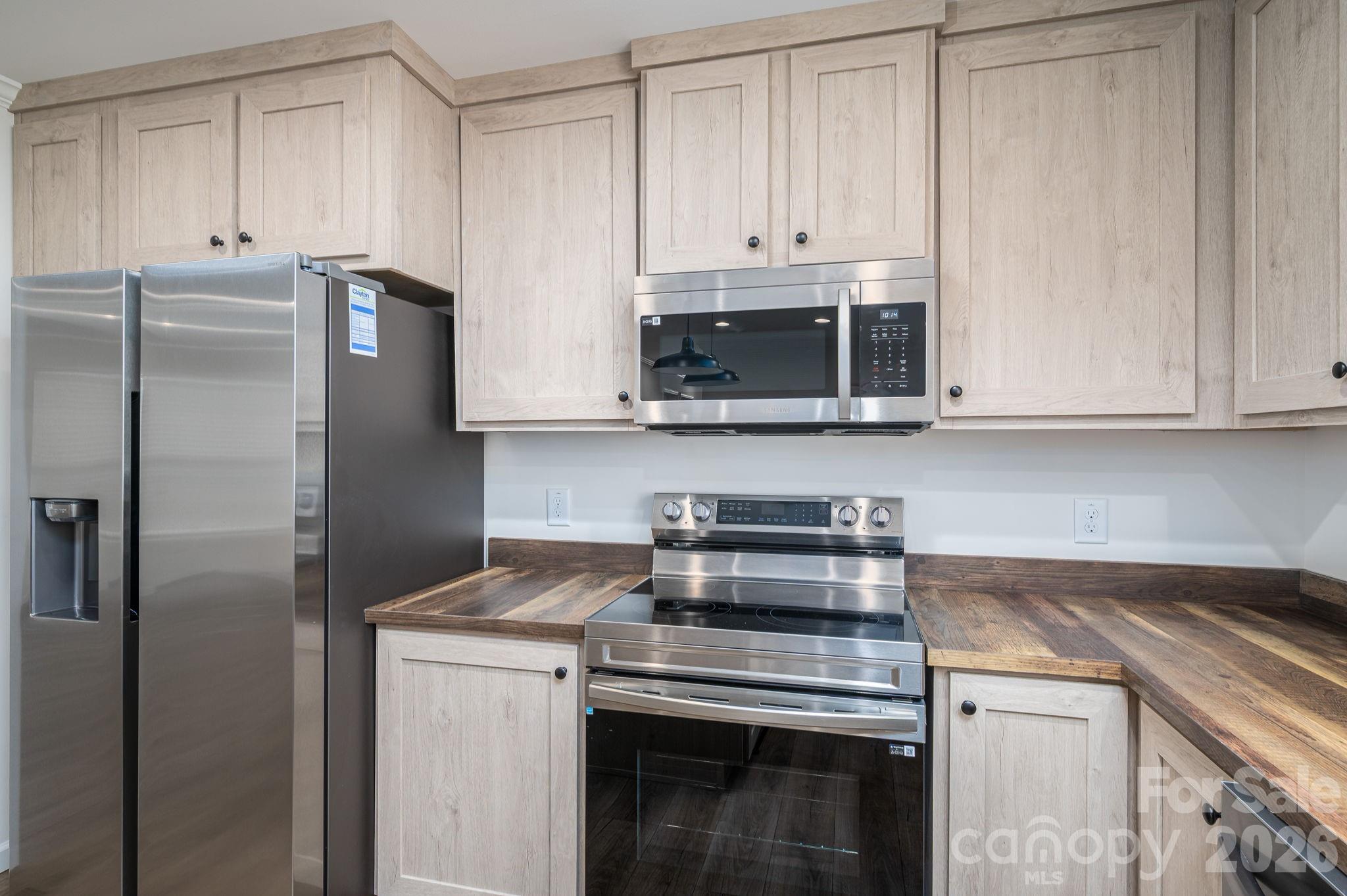 Kitchen - 808 W Eagleview Lane, Lawndale