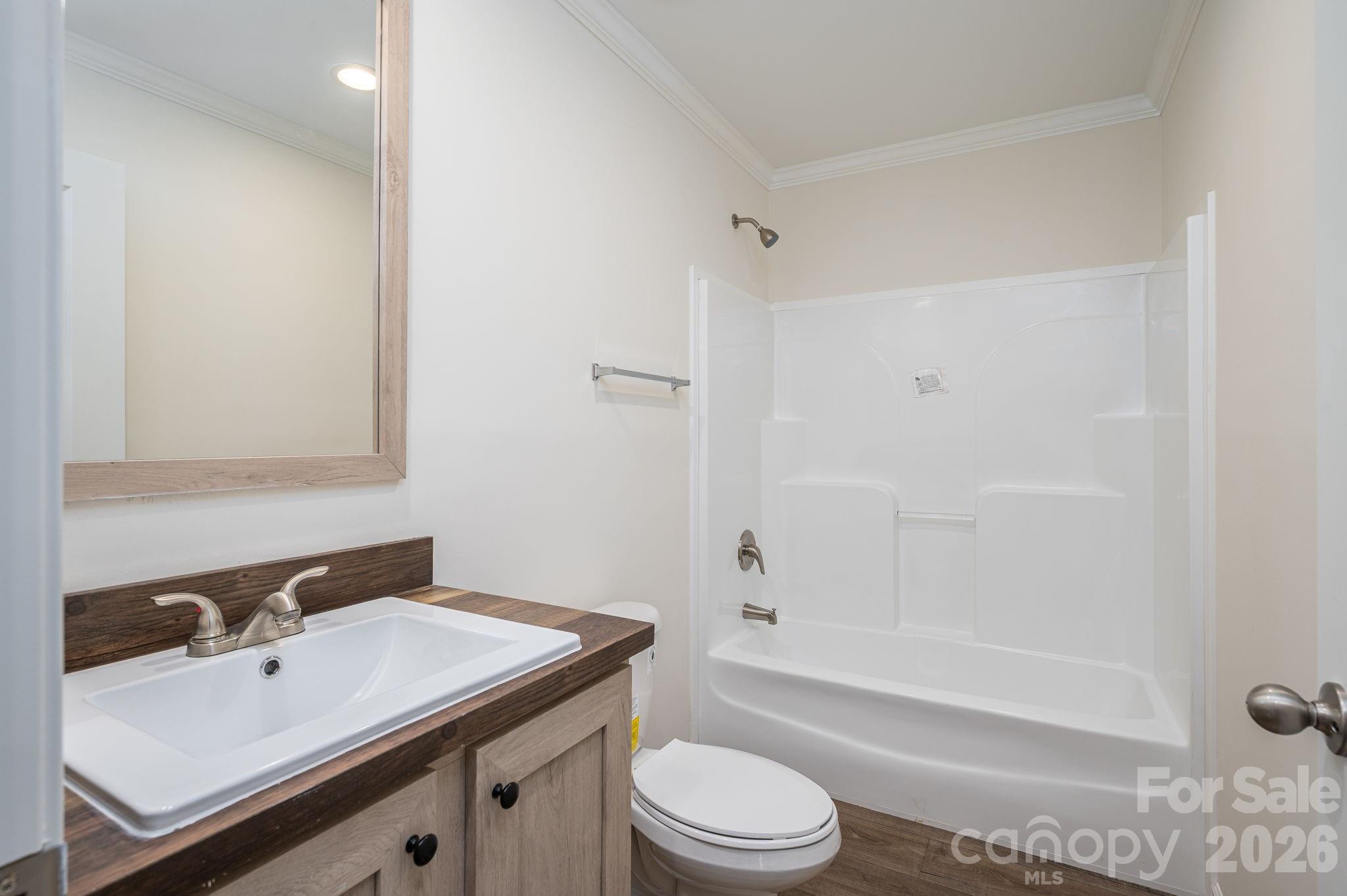 Guest Bathroom - 808 W Eagleview Lane, Lawndale