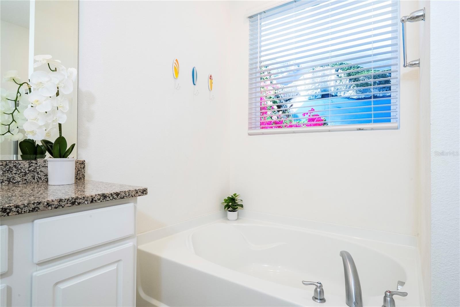 Garden tub - 7560 OAKMOSS LOOP, DAVENPORT